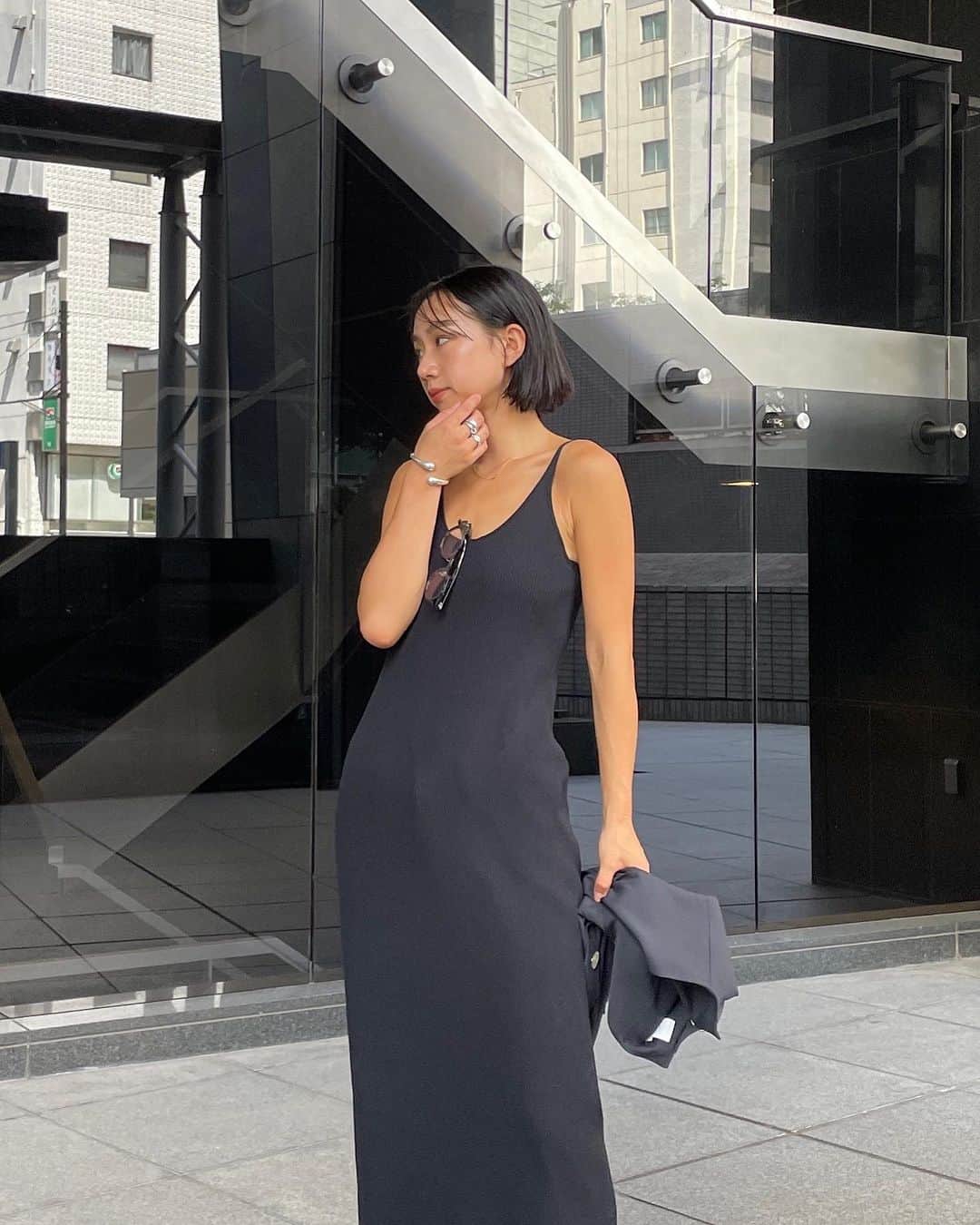 ETRÉ TOKYO ストアのインスタグラム：「@etretokyo  【8/10 New Arrival】 ㅤㅤㅤ ㅤㅤ #ETREナローストラップリブニットワンピース BLACK / WHITE F size ¥23,100(tax in) ㅤ  新宿スタッフ @etretokyo_nami 167cm @etretokyo_maki 161cm  本社スタッフ @etretokyo_misaki 156cm  ㅤㅤㅤ着用カラー：BLACK  - - - - - - - - - - - - - - - - - - - - - - - - - - - -  商品詳細はTOPページURLよりチェック🔍 ›› @etretokyo_store  ㅤㅤㅤ スタッフコーディネートも毎日更新中【 #etretokyo_staff_ootd 】をフォロー🐿️  TOPページの"フォロー中"から 気になるスタッフのアカウントをフォロー🤝  ㅤㅤㅤ ㅤㅤ  - - - - - - - - - - - - - - - - - - - - - - - - - - - - ⁡  【INFORMATION】 ⁡ㅤㅤㅤ ⁡ ※ 8/10(木)発売のアイテムは 8/11(金)12:00よりお在庫のある場合、ルミネカード会員様限定で店舗通販のご利用が可能です。  ⁡ ※お電話がつながりにくい可能性がございます。 ⁡ ※また混雑時には入場制限及び 試着点数の制限を設けさせて頂きます。 予めご了承ください。 ⁡ ⁡ ご理解、ご協力を賜りますよう 心よりお願い申し上げます。   ㅤㅤㅤ 【LUMINE SHINJUKU STORE】 ETRÉ TOKYO ルミネ新宿2店 TEL：03-5989-0979  ー営業時間ー (平日、土日祝)11:00-21:00 ⁡ #etretokyo#etre#fashion#etretokyoshinjuku #etre#2023etre#etretokyo_staff_ootd#2023aw #ルミネ新宿2 #新作紹介 #秋ファッション #秋スタイル #スタッフスナップ #シンプルコーディネート#シンプルファッション #キャミワンピコーデ #白黒コーデ #黒ワンピ #ニットワンピースコーデ #大人ワンピース #レイヤードスタイル」