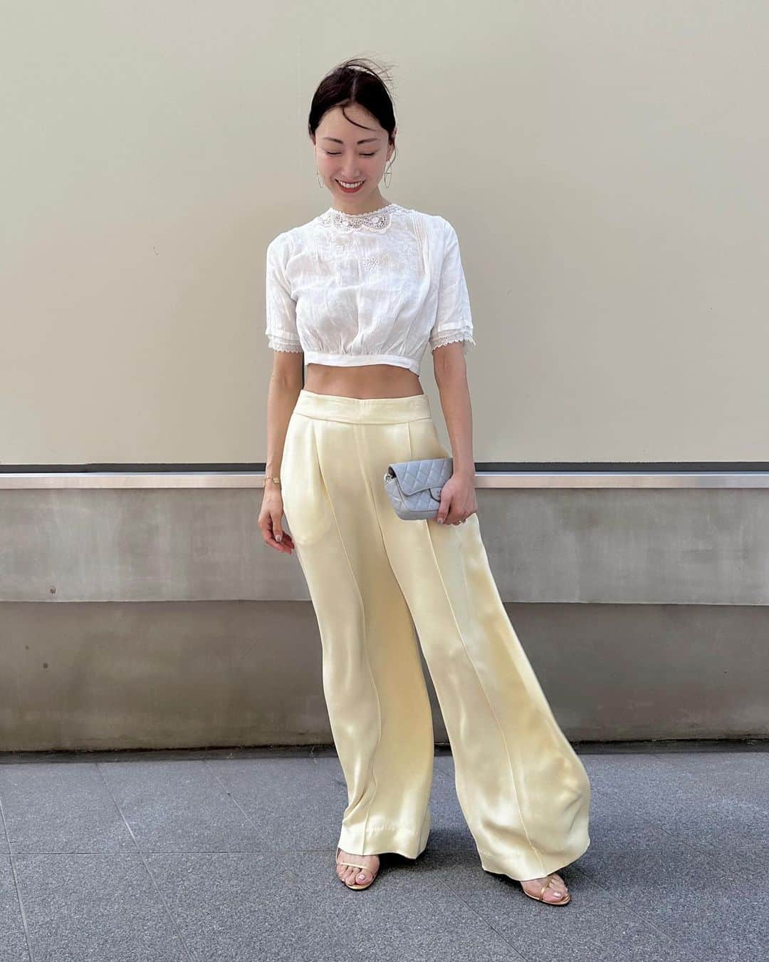 大塚良子のインスタグラム：「8月19日に @yukatd の展示会にて販売する ヴィンテージ 2品目はコットンレーストップス  シンプルに黒のスラックスと合わせたり 秋はチャコールのタックパンツなんかとも相性👌  後ろ前に着てもよいし バックボタンは1番上と下だけ留めて オープンバックで着るのもオススメ  丈が短いのでバランスが取りやすく ジャケットにも合うので持ってると便利な一枚です。 袖や襟元のディテールも可愛いよね  SIZE / S 価格 29,500円  この日のパンツは今一番推しなブランド @maisonlacollection  とにかくエレガントでラインが綺麗 上質なものが揃うアントワープのブランド World shippingなうえ配送も早めです。  #ootd  Tops.. Vintage Pants.. @maisonlacollection  Shoes.. @therow @maisontherow @therowcollection  Bag.. @chanelofficial  __________________  B'witch meets "maison drama_"  目黒にあるお気に入りのヴィンテージショップ「maison drama_ 」とのコラボPOP UP SHOPを開催します。  また、NYにて日本の現代作家の器販売など ライフスタイルの提案をしている @irohanyc のRYOKO KONAMIがセレクトした数量限定のヴィンテージアイテムも19日限定で販売します。  まだまだ猛暑日が続くお盆明けですが、 素敵なヴィンテージに出逢いに是非お越し下さい。  8/18 (Fri) 19 (Sat) 11am〜7pm  at  DAIKANYAMA WHITEROOM」