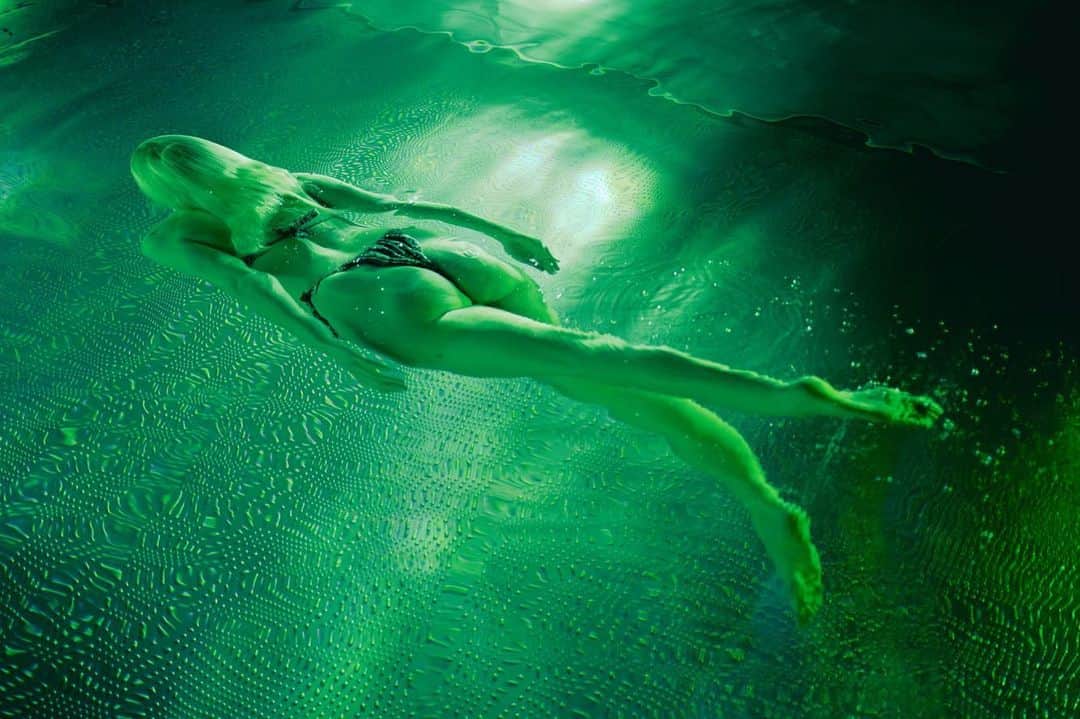 ロードのインスタグラム：「After the show we went swimming..  these times are beautiful and they freak me out and there’s so much to tell you. No this is not the start of anything out there, just want u to know there’s a light on inside me .. show it to you soon」