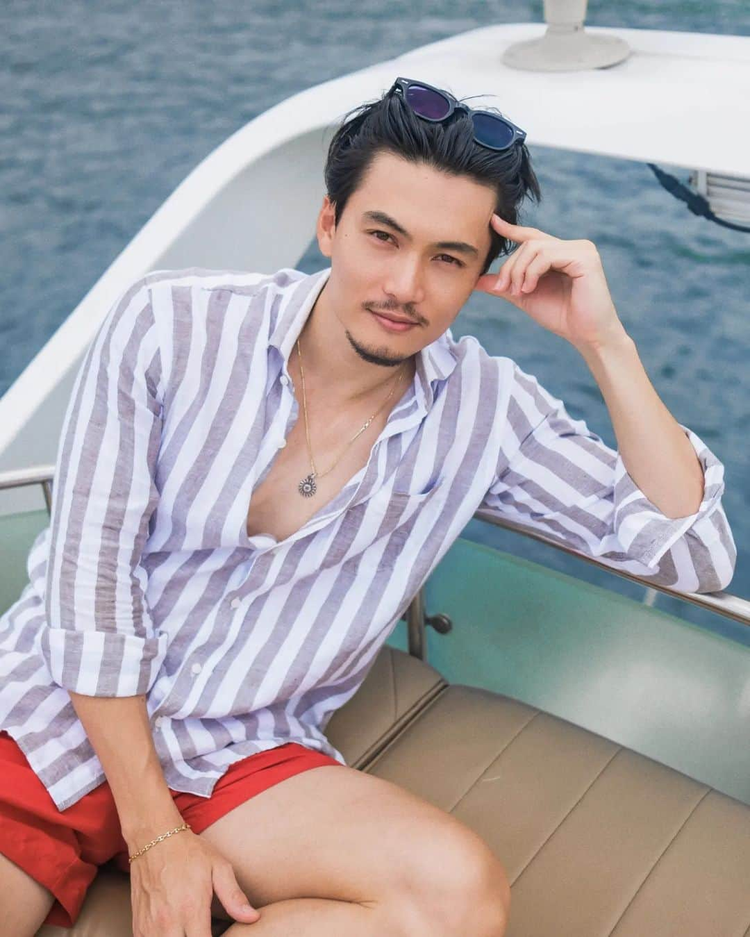 芳賀勇一のインスタグラム：「Boat trip🛥️ @inn.marine   Photo by @raym0nd__   #boat #trip #hongkong #ocean #modeling #actor #swim #香港 #ボート #海 #旅 #モデル #俳優」