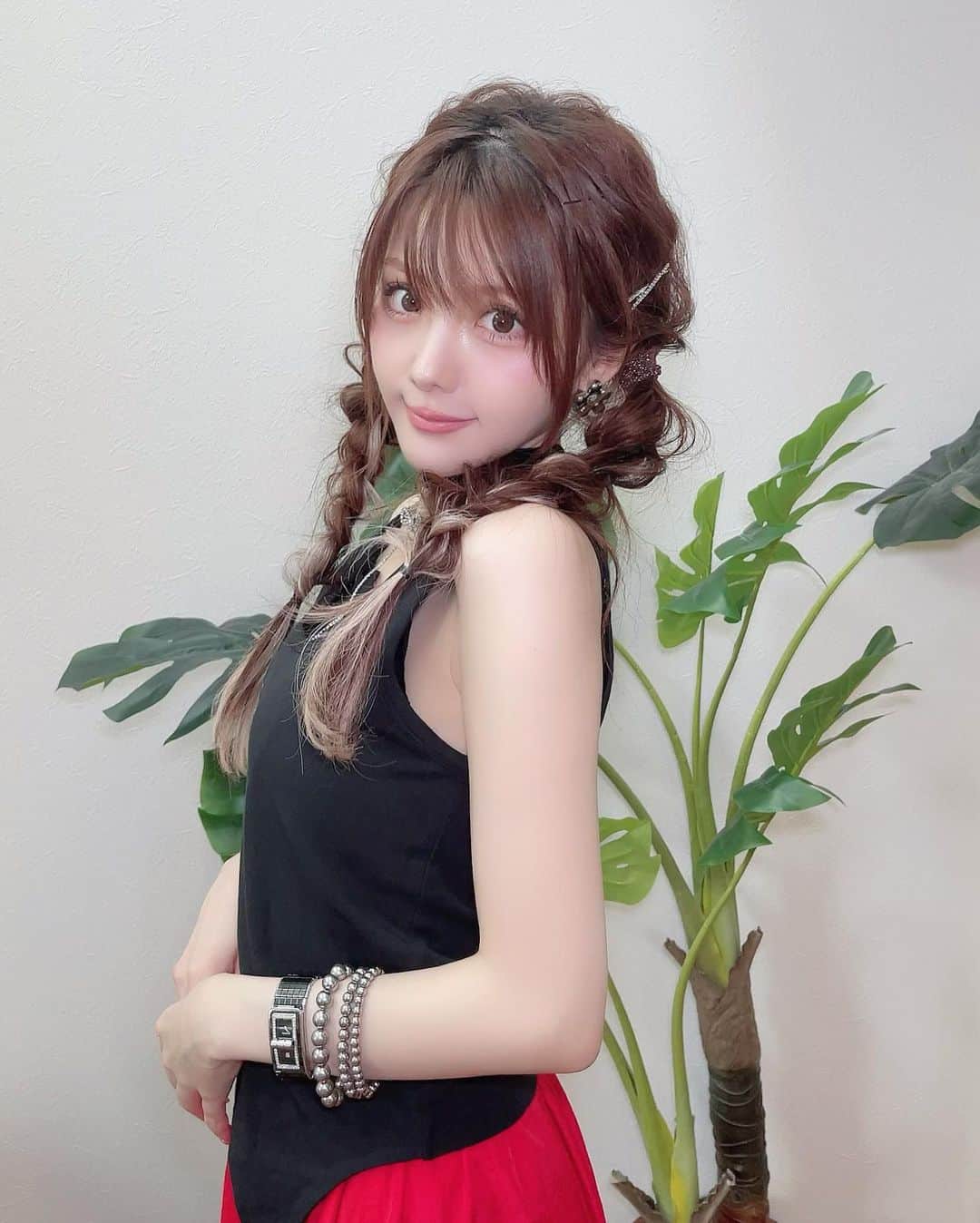 田中れいなさんのインスタグラム写真 - (田中れいなInstagram)「. この髪型ちょっといい感じに出来た🥹🫶🏻 手間はかかるけど、かわいい💓💓💓 ・‥…━━━☞・‥…━━━☞ #れーなこーで #adidas #アディダス #vacancy #ヴァカンシー #三つ編みアレンジ」8月10日 13時54分 - tanakareina.lovendor