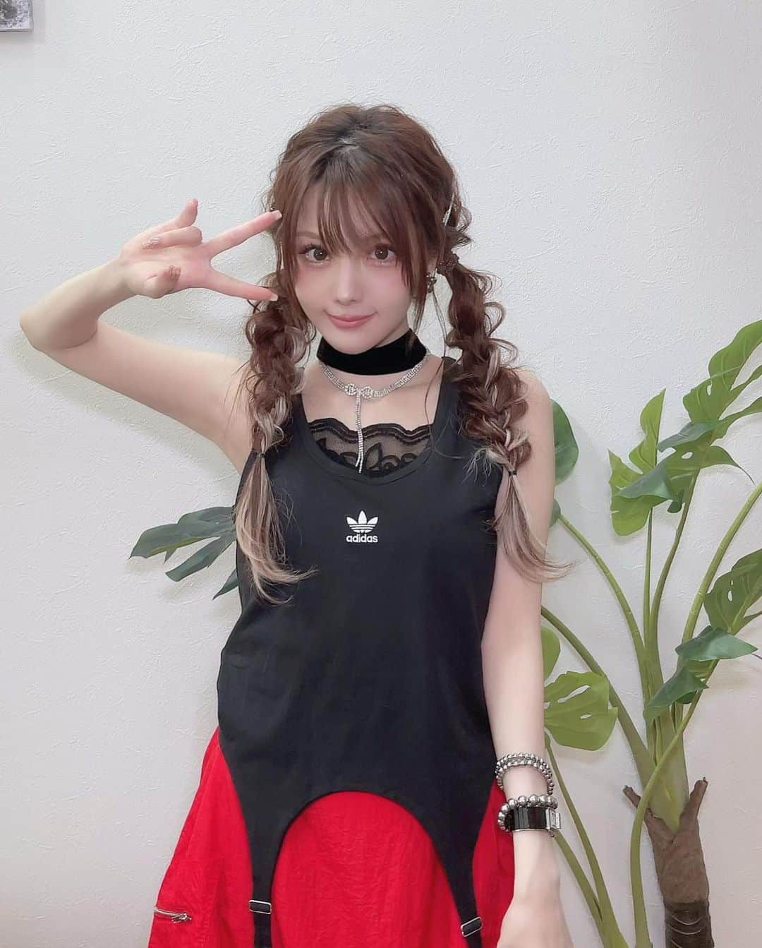 田中れいなさんのインスタグラム写真 - (田中れいなInstagram)「. この髪型ちょっといい感じに出来た🥹🫶🏻 手間はかかるけど、かわいい💓💓💓 ・‥…━━━☞・‥…━━━☞ #れーなこーで #adidas #アディダス #vacancy #ヴァカンシー #三つ編みアレンジ」8月10日 13時54分 - tanakareina.lovendor