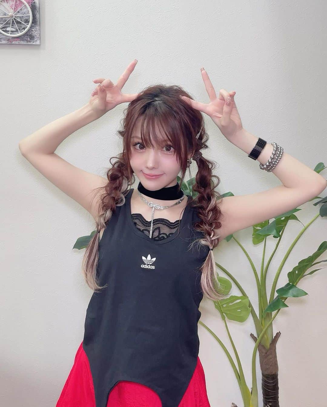 田中れいなさんのインスタグラム写真 - (田中れいなInstagram)「. この髪型ちょっといい感じに出来た🥹🫶🏻 手間はかかるけど、かわいい💓💓💓 ・‥…━━━☞・‥…━━━☞ #れーなこーで #adidas #アディダス #vacancy #ヴァカンシー #三つ編みアレンジ」8月10日 13時54分 - tanakareina.lovendor