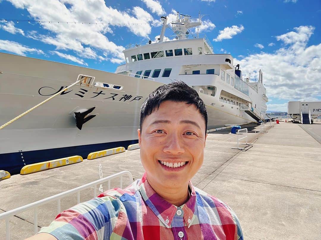 やのぱん（矢野ひろし）のインスタグラム：「ルミナス神戸２ 　　　乗船(o^^o) レストランクルーズ船  ビュッフェでいただく、神戸の美味いもん、とっても気持ちいいんです♪  てか、風キツない！！ 特別強いですねぇ。。。 だって。  人生、逆風だから へっちゃらだぜ*\(^o^)/*  #神戸　#ランチクルーズ　#やのぱん #ルミナス神戸２　#サンテレビ #ひょうご発信！」