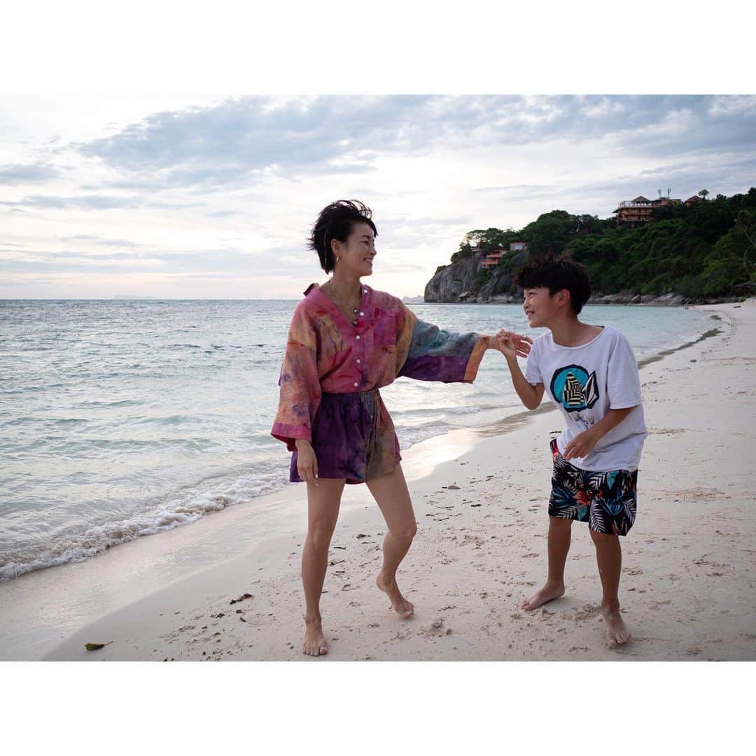 桃生亜希子さんのインスタグラム写真 - (桃生亜希子Instagram)「家族で行く旅。 　 　みんなそれぞれ違うけど、みんなの心と身体の健康を第一に、ゆっくりマイペースに過ごす。 　 　支えあって、なかなかいいチームだと思う。 　最高な人生の旅の仲間。✨🚣‍♂️✨  　謝謝。🙏🌈🌏」8月10日 14時02分 - pinokosugar