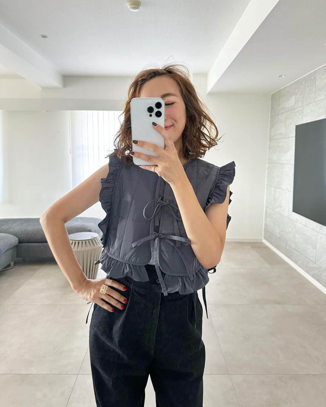 Mai Wakimizuのインスタグラム：「葵とlunchしたこの日、会ってすぐにその服可愛いと思ってた！って♡そうゆうの嬉しいやんか♡こんなの欲しかった、こんなの着たかった！私の中でのその想いをしっかり形に出来たのがこのキルトショートジレ♡フリルやリボンでsweetさlinkableさも出しながら、私が個人的に好きなショート丈でこなれさも出して。キルト素材でしっかり暖かさもあって、(だから実は今着るとめっちゃ暑い。笑)冬はニットにレイヤードするのが楽しみ＼(^o^)／合わせたデニムは毎日急に履いてるハイウエストテーパードパンツ。とりあえず履きすぎ。笑 #wakkinstyle gilet:#linkable @linkable_official(来週17日発売予定) pants:#linkable @linkable_official」