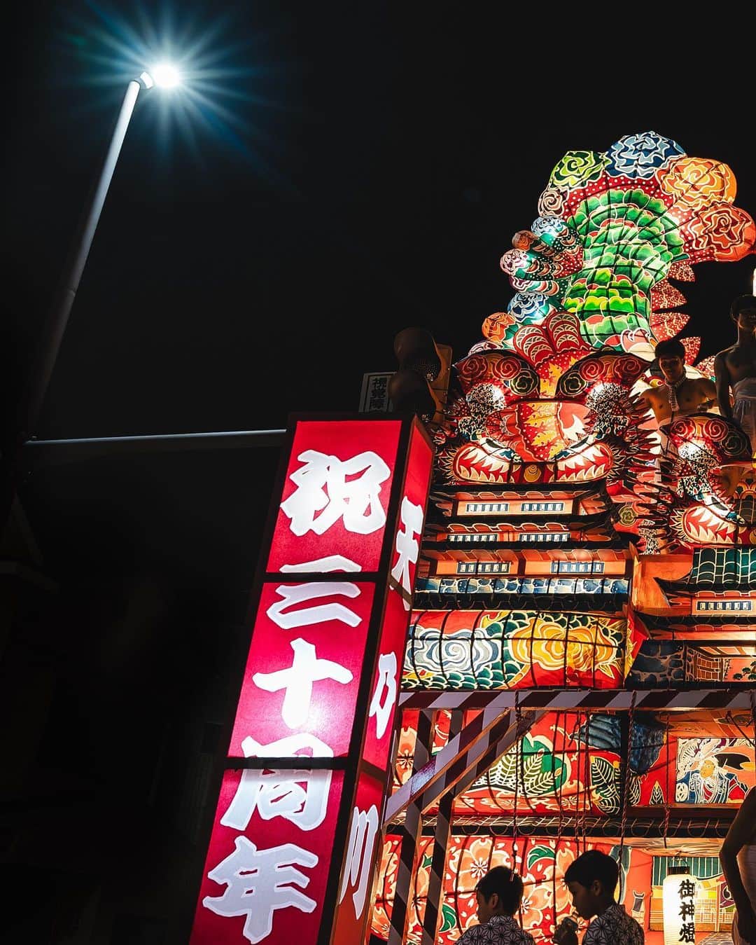 田村幸士さんのインスタグラム写真 - (田村幸士Instagram)「. #天空の不夜城  ショートドラマ『秋田県能代市に生まれて』の撮影で天空の不夜城へ。  日本一の高さを誇る灯籠が目玉ではあるけれど、まず何よりも参加している人のエネルギーがあって祭ははじめて成立する。  その両方が絡み合い素敵な祭でした。 . . . . . . . . —— ✂︎ —————— #天空の不夜城 #能代市 #秋田県 #秋田県観光 #日本の祭り #祭り #祭 #日本の風景 #日本の文化 #日本の文化 #日本の美 #能代 #能代七夕  #akitasofinstagram #akitaworld #akitalove #akita #photo_jpn #discovertokyo #wu_japan #jp_gallery #tokyocameraclub #lovers_nippon #nihonshooters #aestheticsjapan #japan_vacations #unknownjapan #japanfeatured #noshiro  #best_japan_photos #japanesefestival」8月10日 14時27分 - kojimg