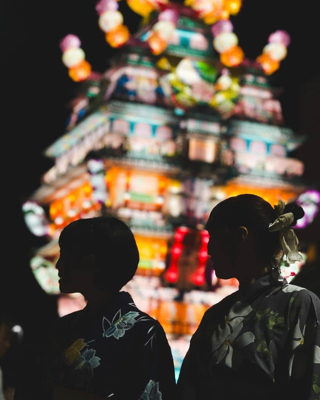 田村幸士さんのインスタグラム写真 - (田村幸士Instagram)「. #天空の不夜城  ショートドラマ『秋田県能代市に生まれて』の撮影で天空の不夜城へ。  日本一の高さを誇る灯籠が目玉ではあるけれど、まず何よりも参加している人のエネルギーがあって祭ははじめて成立する。  その両方が絡み合い素敵な祭でした。 . . . . . . . . —— ✂︎ —————— #天空の不夜城 #能代市 #秋田県 #秋田県観光 #日本の祭り #祭り #祭 #日本の風景 #日本の文化 #日本の文化 #日本の美 #能代 #能代七夕  #akitasofinstagram #akitaworld #akitalove #akita #photo_jpn #discovertokyo #wu_japan #jp_gallery #tokyocameraclub #lovers_nippon #nihonshooters #aestheticsjapan #japan_vacations #unknownjapan #japanfeatured #noshiro  #best_japan_photos #japanesefestival」8月10日 14時27分 - kojimg