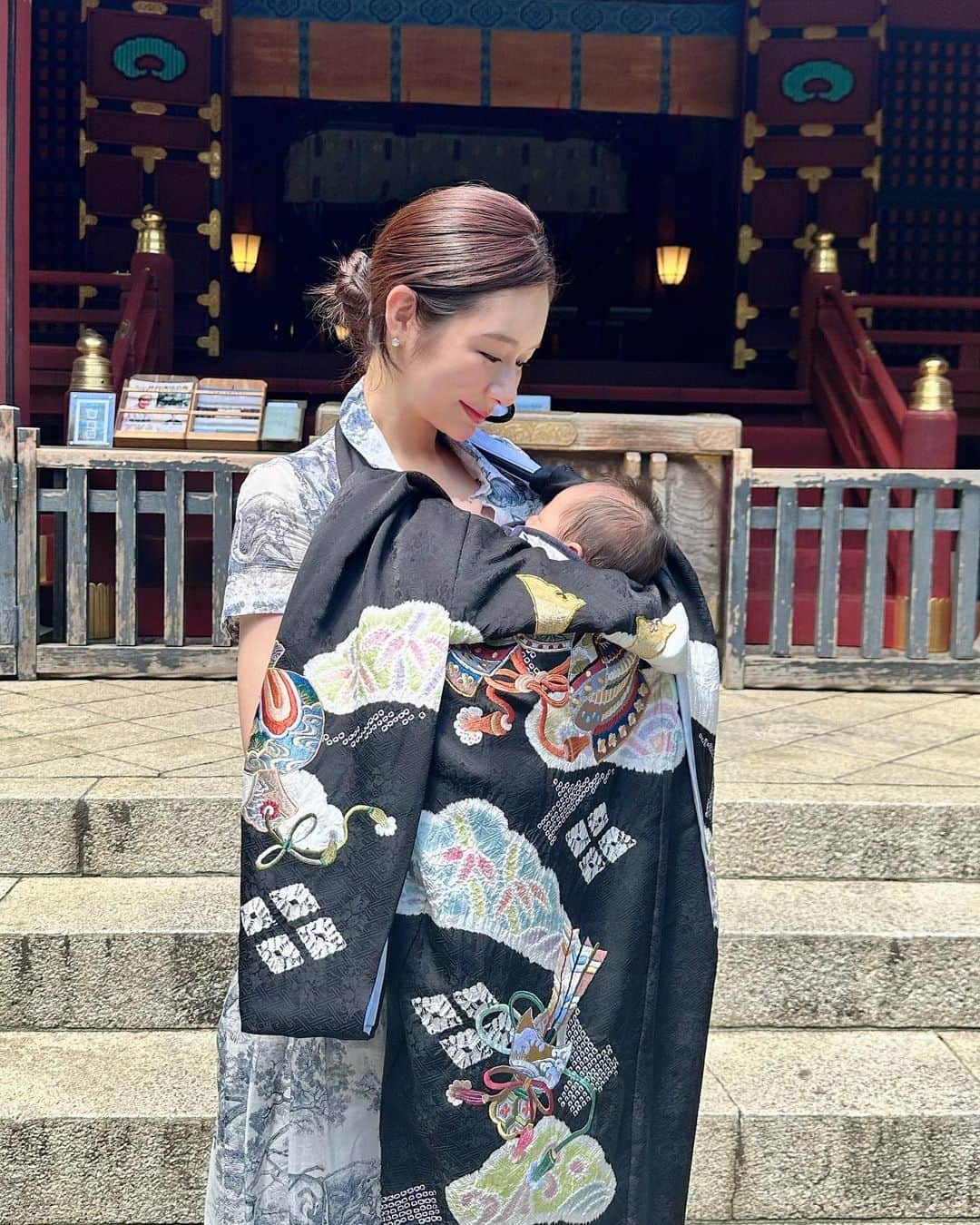 Reikaのインスタグラム：「お宮参り🩵  Keilly’s first shrine visit with the whole family  昨日1ヶ月検診を無事母子共にパスできたので 早速お宮参りに 神様に感謝をお伝えできてよかったです。  暑すぎて💦お着物や正装は断念でした😅 なのでちょっとカジュアルめなコーディネート ワンピースは　@dior です。 入るかドキドキでしたが、ボタンは上まで全部上がらずだけど、ギリギリオッケーでしたw  その後初めて家族揃っての外食ランチ わちゃわちゃ😂」
