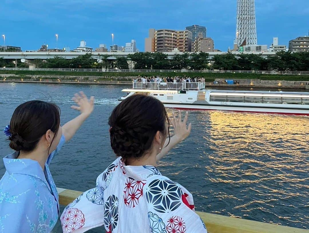 楪望さんのインスタグラム写真 - (楪望Instagram)「* 今年初浴衣👘 夏らしいことしたいねー！だなんて話になって🍉 同期アナの荻野ひぃちゃんと屋形船で江戸の風情を味わってきました🍻 @ogino_hitomi  普段見ている景色も、水上からだと全然違った装いで🌉 身も心も解きほぐされて至福のひと時🥹 お天気にも恵まれて、素敵な夏の思い出となりました✨  久しぶりの浴衣が嬉しくて写真たくさん撮ったから、またポストさせてください🙈 #夏 #summer #思い出 #屋形船 #浴衣 #アナウンサー #同期 #ビール #美味しすぎた #🍻 #東京 #江戸 #⛴」8月10日 14時29分 - nozomi_yuzuriha_official