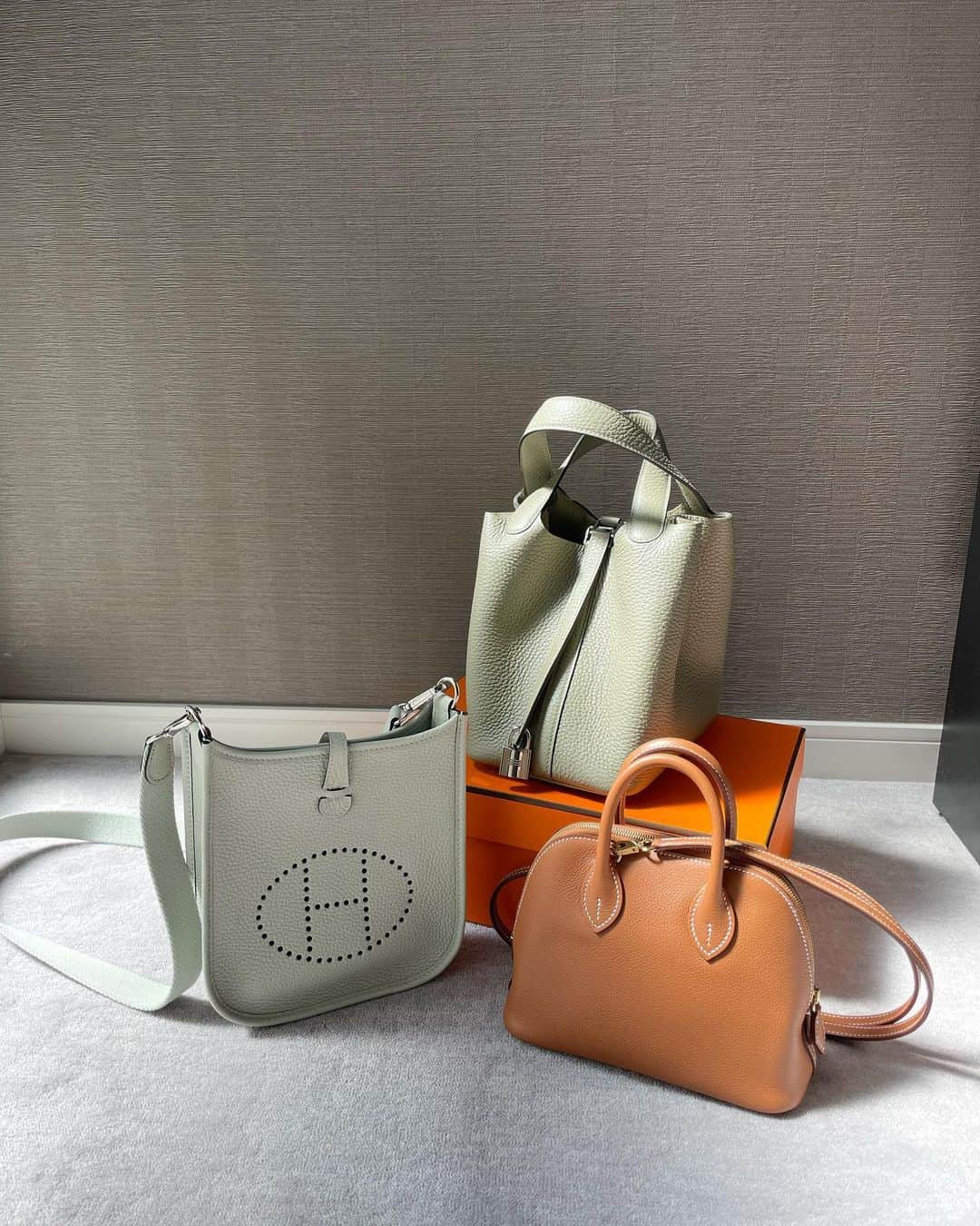 田中麻衣のインスタグラム：「最近仲間入りした👜たち。  普段子連れだと小さな斜めがけが本当使いやすくて、小さな斜めがけばかりリクエストしています。  ピコタンは斜めがけはできないけど、カジュアルで使い勝手良くて好きです。  カラーは ピコタンpmがセージ エブリンミニがグリネヴェ ボリード1923ミニがゴールド です。  エブリンミニとボリード1923ミニは初めてですが、とっても軽くて使いやすそう。  #hermes」