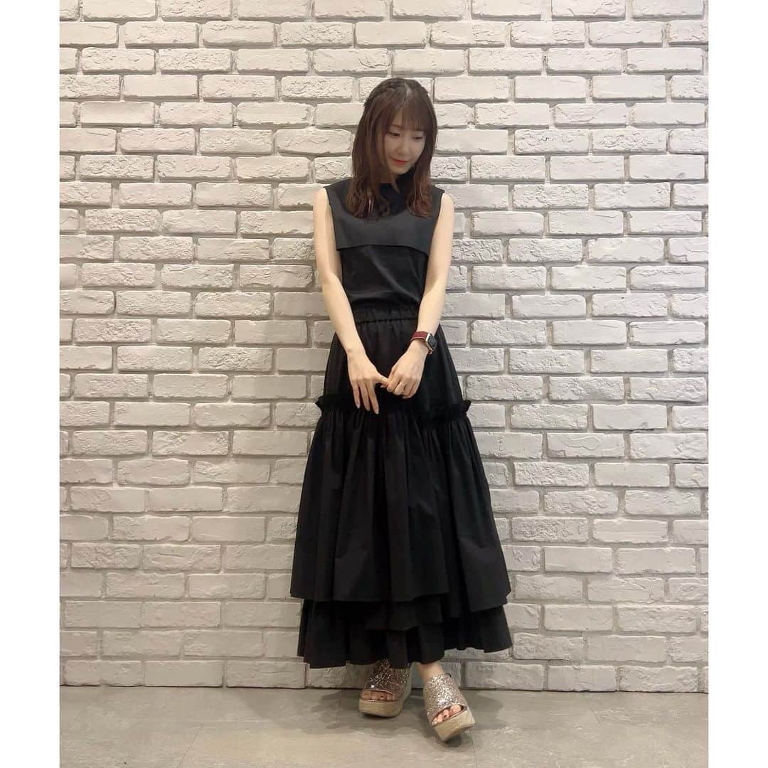 日高里菜のインスタグラム：「⁑  カゲマスニュース初めての出演でした！ カゲマスは本当にボイスが大ボリューム✨  今回のイベントもクレアが様々な表情を見せてくれるので ぜひ楽しみにしていてください✨  そしてアニメ２期もいよいよ10月〜からっ！  9月には1話の先行上映イベントもありますので ぜひぜひよろしくお願いします☺️  陰実と言ったらやっぱり黒の衣装だよね✌️ 最近は暑すぎて袖なし服買いがち〜！  #カゲマス　#陰の実力者　#陰実」