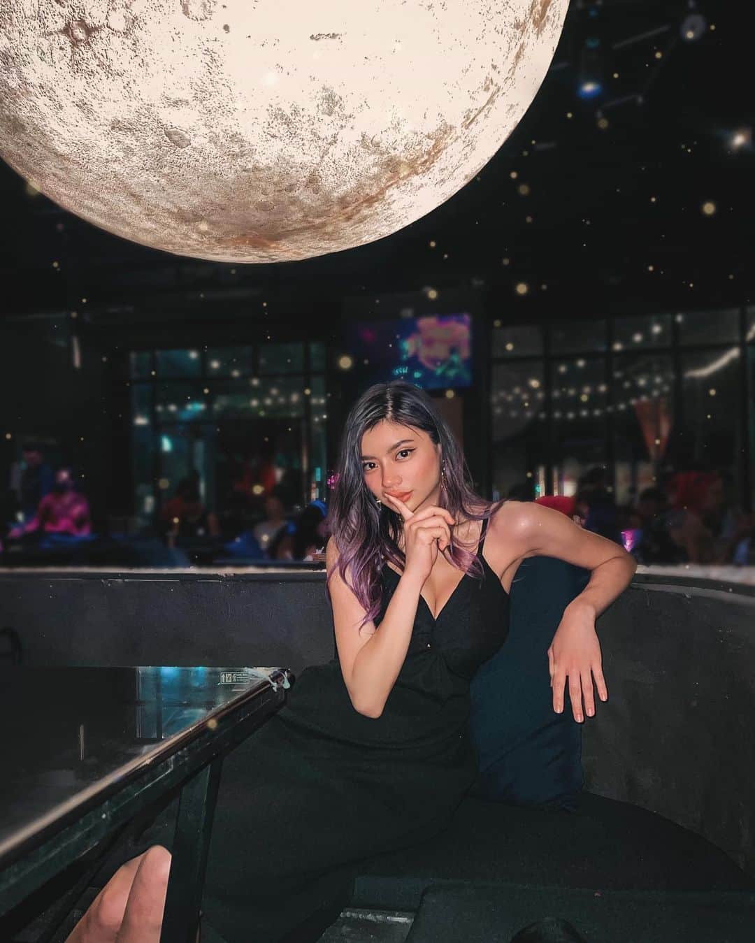 VIENNAのインスタグラム：「Take me to the moon🌕  フルムーンパーティーで出会って、 フルムーンパーティーの満月の下でプロポーズされたから 私にとって月はとてもたくさん思い出が詰まってます✨☺️  プロポーズは全くロマンチックじゃなかったしむしろプロポーズって気づかなかったからばりおもろかったけど 月ってなんか素敵だよねw」