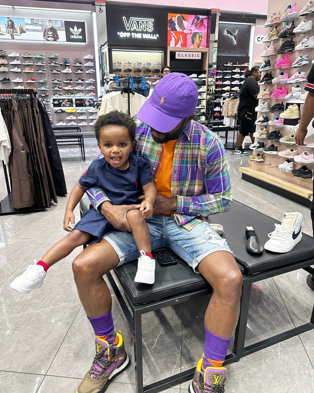 フロイド・メイウェザー・ジュニアのインスタグラム：「Out shoe shopping with my grandson @kjmeezymayweather」