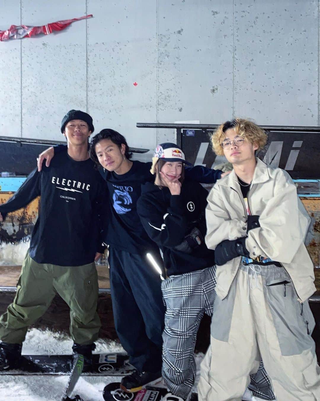 鬼塚雅のインスタグラム：「🩶⚖️🩶  久々集まってげんきでた昨日でした!! あれ、vaundyも仲間だったっけ  #ISPS #RedBull #artisticandco #fjanck #ようきペットクリニック #samanthathavasa #nitrousa #electric #cwx  #swix #スリックハウス #スノーボード #snowboard」