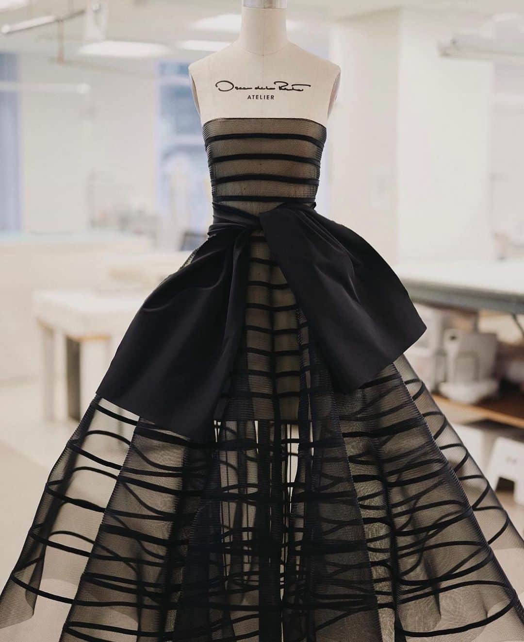 SOYOO BRIDALさんのインスタグラム写真 - (SOYOO BRIDALInstagram)「.  NEW IN @soyoobridal_official 🖤   Meet our masterpiece from @oscardelarenta  Architectural cage dress with glamours mood 🖤   #soyoobridal_exclusive✔️」8月10日 14時47分 - soyoobridal_official