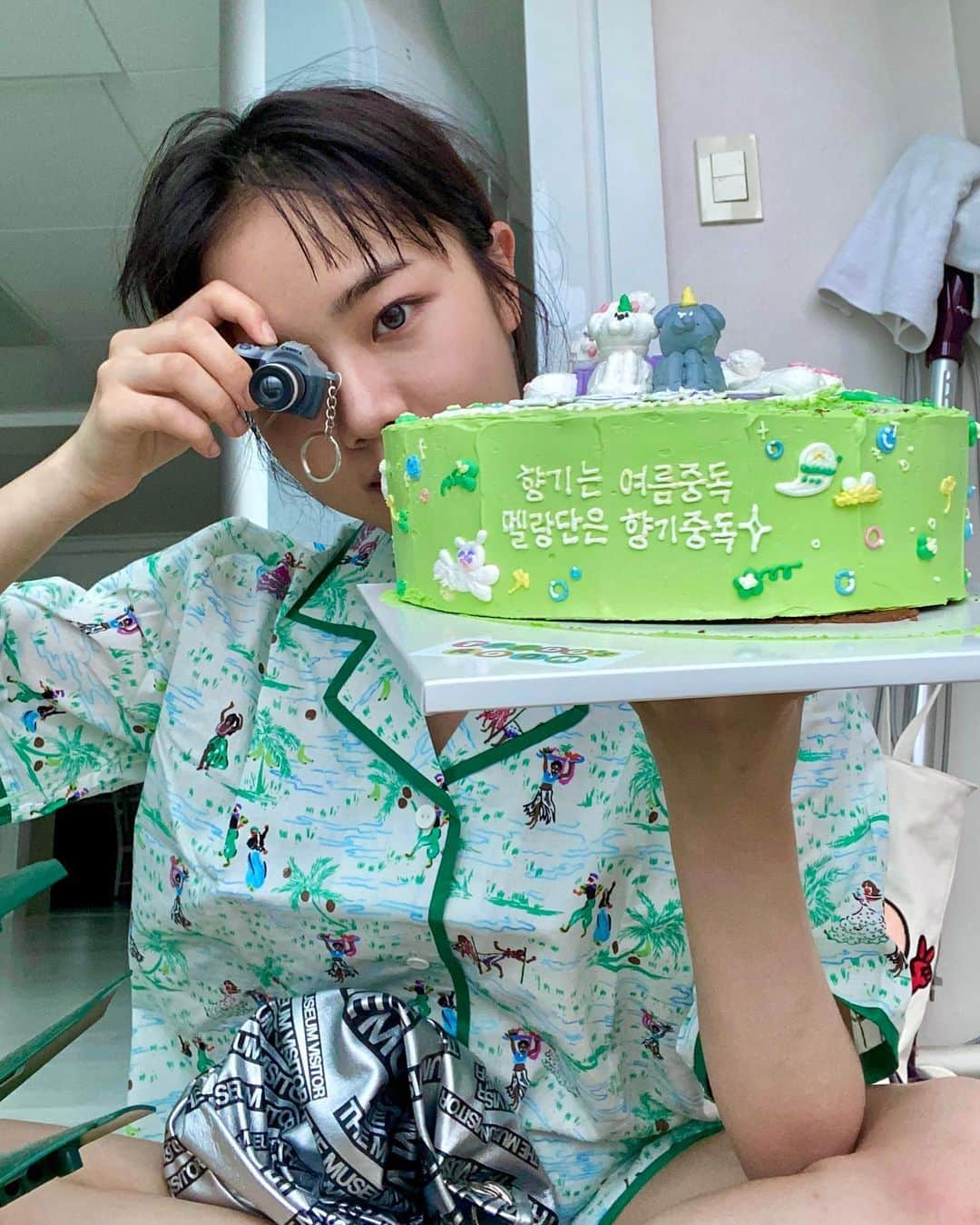 キム・ヒャンギのインスタグラム：「To멜랑단 인사 늦어서 죄송해요ㅠㅠ 어제 일정끝나고 늦게들어와서..😂 사진을 따뜻하게 잘 찍고싶었는데  비가와서 그런가 뭔가.. 차갑게찍혔네요.. 착용할수있는건 다 착용하고  찍어보았습니다 껄껄 올해도 너무 감사하게 잘 보냈습니다! 쏘 러블리!멜랑단! adore you💟 차곡차곡 모아서 깔끔하게 정리해 보내주신 편지들도 너무감사합니답! 태풍조심🌀」