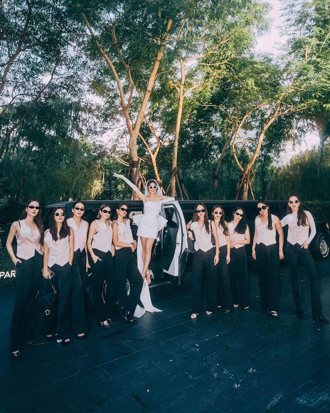 キンバリー・アン・ウォーテマス・ティアムシリのインスタグラム：「My girls threw me the most awesome bachelorette party ever!! I love you all sooo f*ing much!! 🫶🏻🥂✨ #kimberleysbachelorette 📷 @peach_zd」