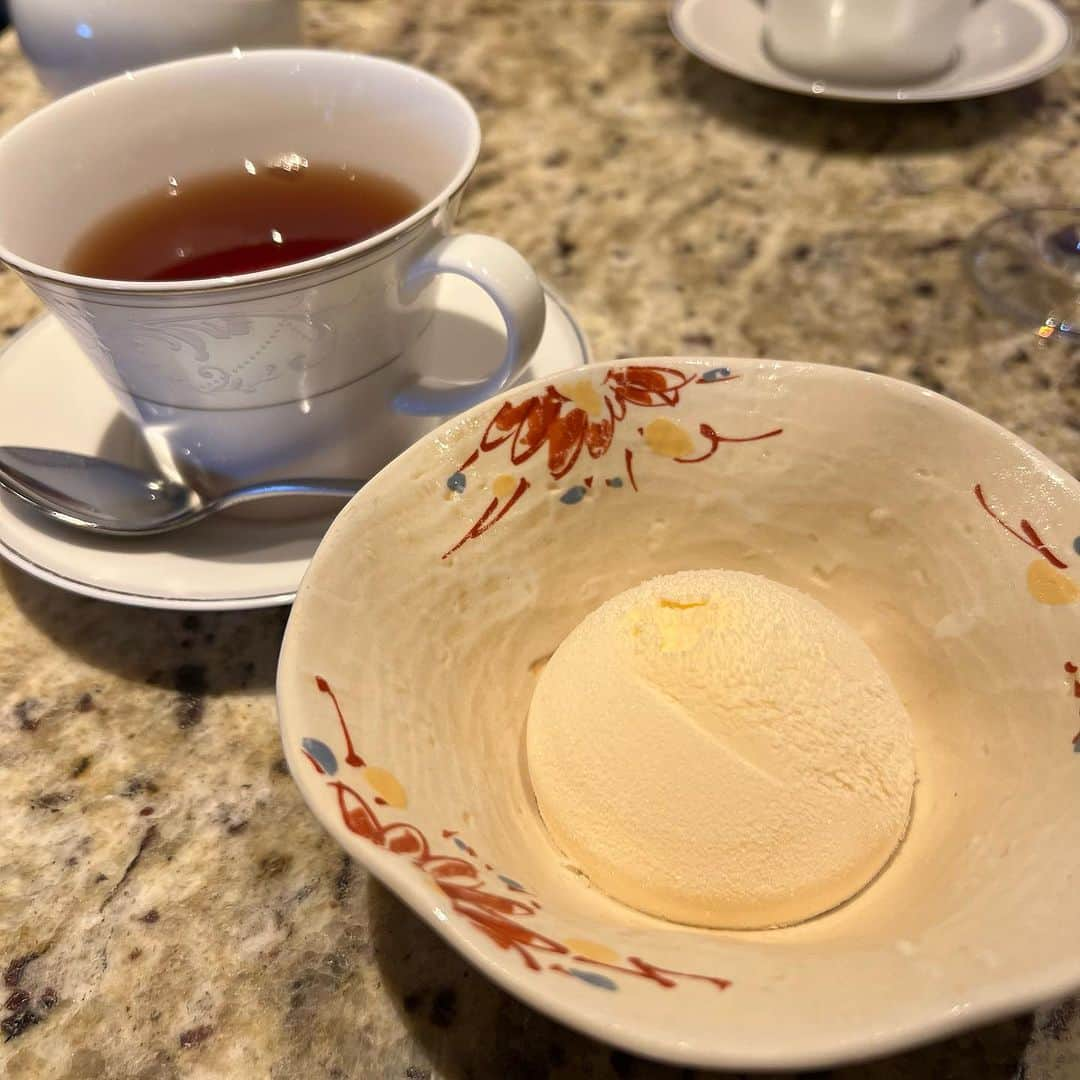 野本愛さんのインスタグラム写真 - (野本愛Instagram)「ウェスティン東京の 鉄板焼き屋さんでランチ🥰✨  夏バテしないように 美味しいものをたくさん食べないとね🤭💕💕  のんびり食べてゆったりした時間を過ごせてよかった😃😃  恵比寿牛も美味しかったー❣️  私は忙しいよりも ゆったりのんびりした時間が 好きだな💕 予定が詰め詰めだと 気が張って疲れる💦  また行きたいな😊✨✨  #ウェスティンホテル東京 #ホテルランチ #鉄板焼き #鉄板焼きランチ #ホテルランチコーデ #平日ランチ #恵比寿牛 #恵比寿ランチ #恵比寿グルメ #東京ホテル #東京グルメ #東京グルメ部 #westinhotel #westinhoteltokyo  #tokyolunch #reviewgirl」8月10日 19時30分 - himemode