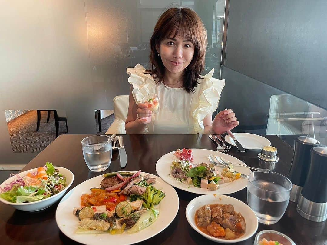 木原さとみさんのインスタグラム写真 - (木原さとみInstagram)「朝食抜きで　#ランチブッフェ　取りすぎる😆 でも何度もおかわり。 これは二人分ね。 今日も暑いっ😵 #フレンチキッチン　#グランドハイアット」8月10日 15時05分 - satop0704