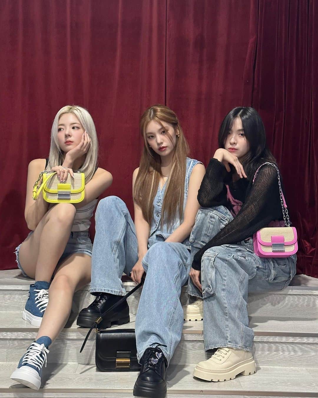ITZYさんのインスタグラム写真 - (ITZYInstagram)「ITZY x CHARLES & KEITH  @charleskeithofficial #CharlesKeithSS23 #ITZYxCharlesKeith」8月10日 15時02分 - itzy.all.in.us