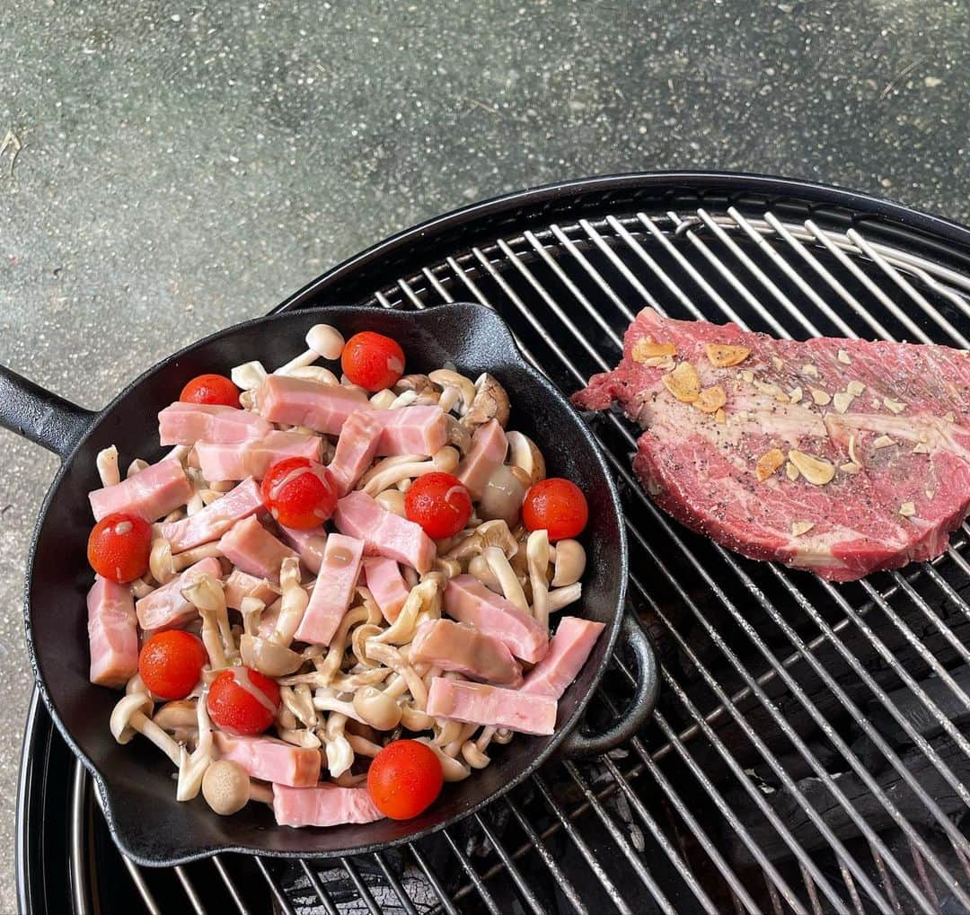 和田美枝さんのインスタグラム写真 - (和田美枝Instagram)「水本家との夏休み🌞  『BBQ行きたいよなぁ〜。手ぶらで！！』からの〰️  以前、中継でお世話になったBBQ TEBURAさんへ。  たまたま、この日空いていたのと、暑いのでとお優しいお言葉でログハウスプランにさせて頂きました🙏  用意からBBQから片付けまで全てやって頂けて、更に自然のBGMも聴きながら、本当にこのお値段でいいのぉ？って何度も思っちゃうくらい大満足⤴︎  お料理が一通り出た後は、帰る30分前にご連絡下さいとのことで、ほんとぉぉぉに、たっぷりと甘えまくりな大人な楽しみ方をしちゃいました🥹  　　  お料理の写真はほんの一部だけど（食べるの必死すぎた為w）  　  ログハウスの中も快適でくつろぎすぎぃぃぃーw  BBQ TEBURAさんでチェックしてみて下さいませ〰️ こちらをされている、ご夫婦がめっちゃ素敵すぎるんだわ✨  　　  #手ぶらで楽しめる #BBQ @bbq_tebura  #笠置キャンプ場 #ギリギリオニギリの会」8月10日 15時14分 - miewada