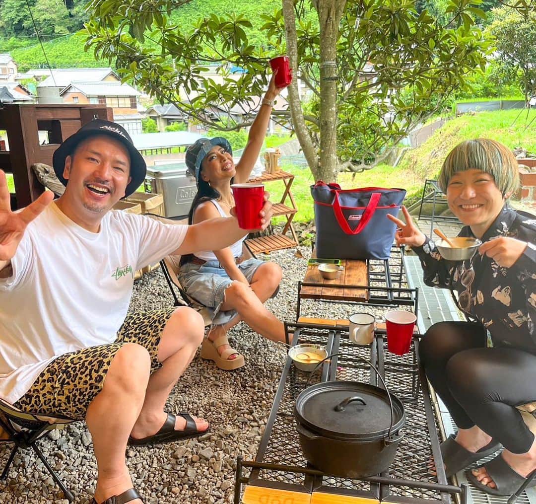 和田美枝のインスタグラム：「水本家との夏休み🌞  『BBQ行きたいよなぁ〜。手ぶらで！！』からの〰️  以前、中継でお世話になったBBQ TEBURAさんへ。  たまたま、この日空いていたのと、暑いのでとお優しいお言葉でログハウスプランにさせて頂きました🙏  用意からBBQから片付けまで全てやって頂けて、更に自然のBGMも聴きながら、本当にこのお値段でいいのぉ？って何度も思っちゃうくらい大満足⤴︎  お料理が一通り出た後は、帰る30分前にご連絡下さいとのことで、ほんとぉぉぉに、たっぷりと甘えまくりな大人な楽しみ方をしちゃいました🥹  　　  お料理の写真はほんの一部だけど（食べるの必死すぎた為w）  　  ログハウスの中も快適でくつろぎすぎぃぃぃーw  BBQ TEBURAさんでチェックしてみて下さいませ〰️ こちらをされている、ご夫婦がめっちゃ素敵すぎるんだわ✨  　　  #手ぶらで楽しめる #BBQ @bbq_tebura  #笠置キャンプ場 #ギリギリオニギリの会」