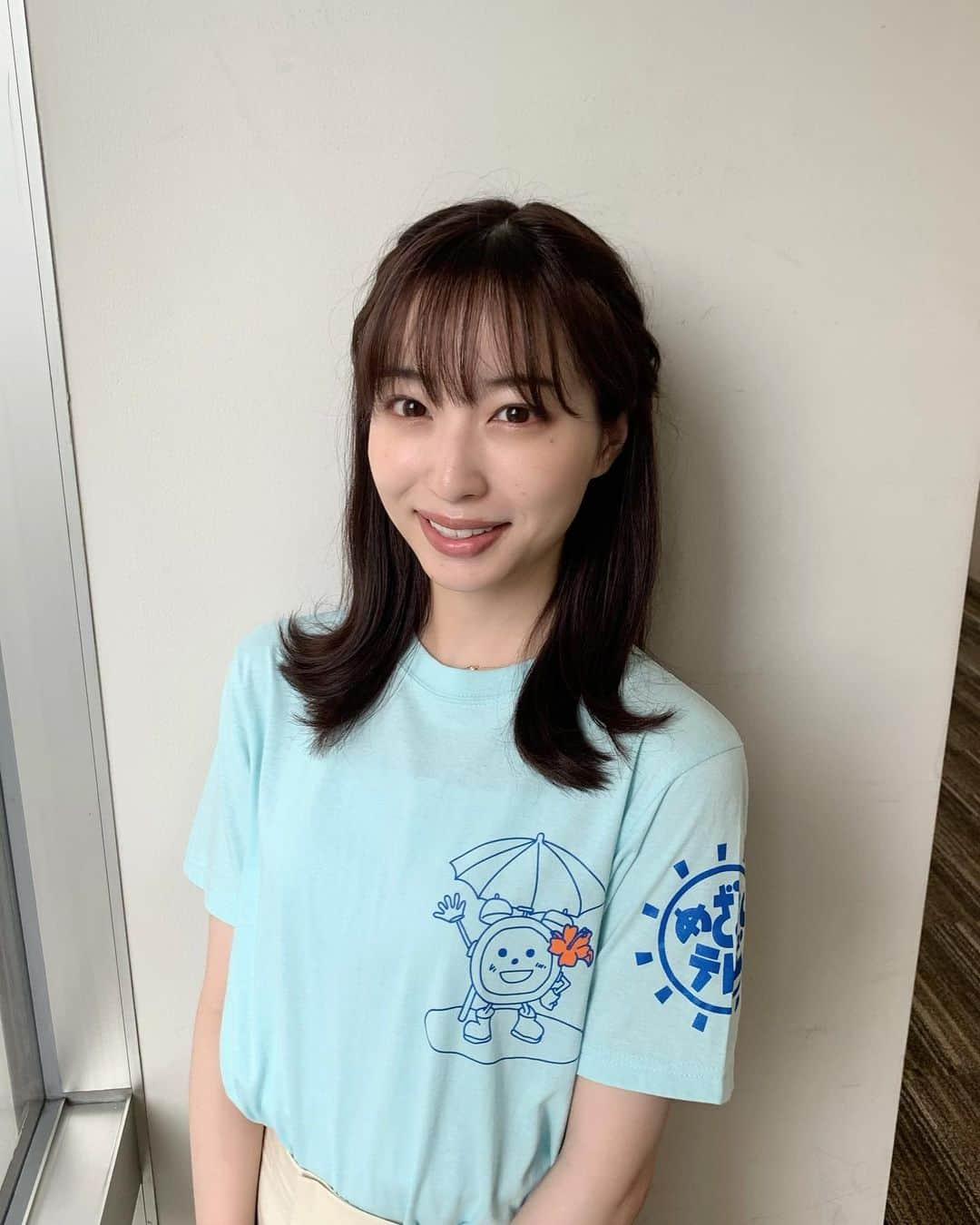 林佑香のインスタグラム：「お台場冒険王で、私と萌さんがデザインさせていただいたTシャツが販売されています！ 私は前面を担当させて頂きましたが、夏らしくハイビスカスを頭につけたワンポイントめざましくんがポイントです！⏰  袖にもめざましテレビのロゴを入れてみました！  裏面の萌さんのかわいいらしいイラストも見どころとなっています😍 真ん中には私と萌さんをイメージした女の子を2人描いてくださりました♡  ぜひお台場冒険王遊びに来てください〜！」