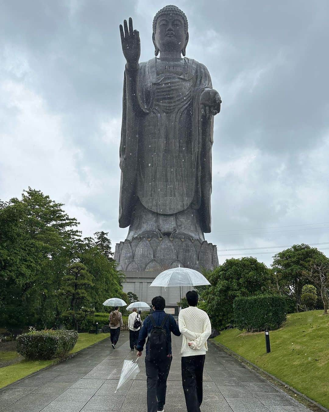 寺田拓哉のインスタグラム：「#✈️ 세계에서 가장 높은 불상인 #우시쿠대불 소개! 그 높이가 무려 120m로 기네스북에 등재!!  엘레베이터 타고 올라가 이쁜 풍경을 볼 수 있지만 비가 와서 못 보고온게 아쉽…  世界一の高さを誇る#牛久大仏 高さはなんと120m!ギネスにも認定されています‼︎  エレベーターで上に上がると 美しい景色が見れます‼︎が 雨でちょっと残念… • • #여행 #기록 #떠나요 #旅行 #記録」