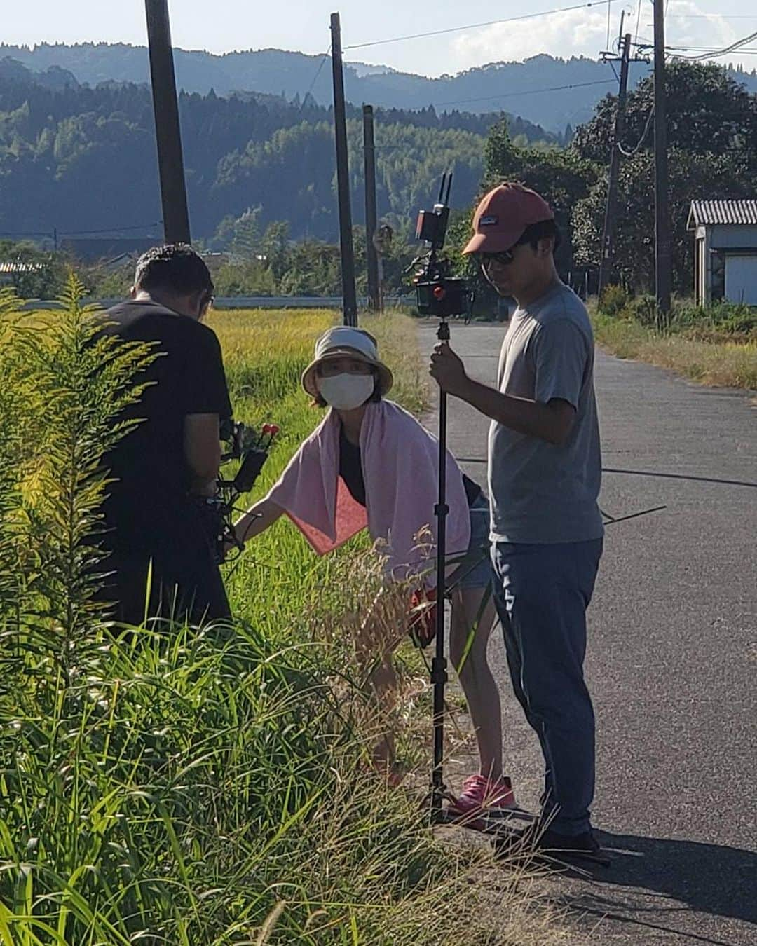 小川夏果さんのインスタグラム写真 - (小川夏果Instagram)「A short film "Vicissitudes” has been nominated for an international film festival held in a place called Rhode Island, just below Boston. Not so well known in Japan? The festival is connected to the Oscars, and this year it was selected from more than 7,000 entries. It's a great honor. There will be a screening on the 12th and the film will be distributed online afterwards. If you have friends who live nearby, please go watch it! 鹿児島で2021年から制作している長編映画『郷』の短編版『Vicissitudes』。 長い間お待たせしている『郷』はまだ完全には完成しておらず、関係者からの依頼のみ上映会をやらせて頂いているところです。その間に『郷』を20分バージョンの作品に再編集して今海外に展開しているところなのですが、さっそく結果が出て北米の劇場で上映されることになりました。終わったらオンライン配信もされるそうです。 7000以上ものエントリーの中から選ばれて、優秀作品はオスカーへと進む切符がもらえるそう...ですがさすがにこれは無理...🫥🫥🫥？ 全シーン鹿児島ロケです。美しい鹿児島の大自然がたくさんの方に見てもらえると思うだけで鹿児島に来て良かったなぁと思います。 監督が大学3年生のときから制作がスタートし、当時お金がない中で長い期間撮影と編集が続きスタッフいち最年少なのに監督だから指示しないといけない立場にいてなかなか理解を得ることができず...でも3年経っても諦めずにコツコツ続けてやってこれたのはなんだか分からないけど、根拠のない自信があったからかもしれない。 この作品が際立ったのは役者さんのおかげもあります。本当にいい役者さんが揃ってます。みんな私の一目惚れだから何回観てもいい！ってなってる。 とにかくいい作品ができていると思う！ まだ私の手が追いついておらずまた改めて役者さん紹介させて下さい🙇‍♀️ #filmmaker #filmmaking  #filmfestival #rhodeisland  #nominated #myteam #mylife  #us #america #cinema  #filmscreening #riiff  #映画好き  #映画 #映画記録  #鹿児島 #映画祭  #お知らせ #上映会  #コツコツ #一途 #継続は力なり  #ありがとう」8月10日 15時11分 - ogawanachu