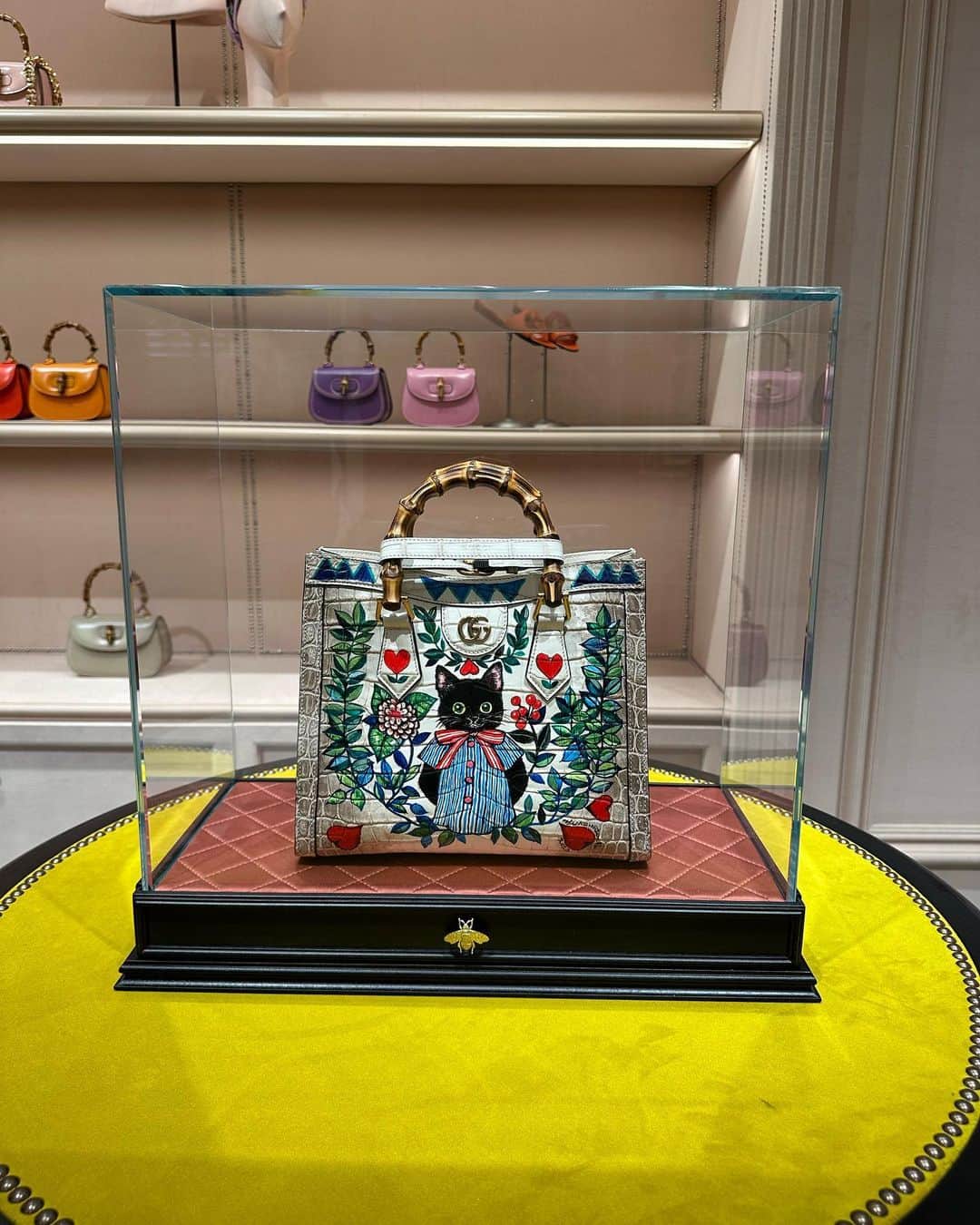 ヒグチユウコのインスタグラム：「GUCCI青山店にてハンドペイントしましたバンブーバッグを展示しております。 モデルはイケメン黒猫のムスタ君。  隣のカフェでは　#オステリア のシェフ監修した美味しいものがいただけますよ。 (最高に美味しいかき氷がおすすめ！)  そして、表参道ヒルズではバンブーバッグとかぐや姫がテーマの展示してます。 お写真も撮れるのでぜひみんなGO！  ⚠️カフェや表参道ヒルズは要予約 #guccibamboo  #GUCCI #yukohiguchi」