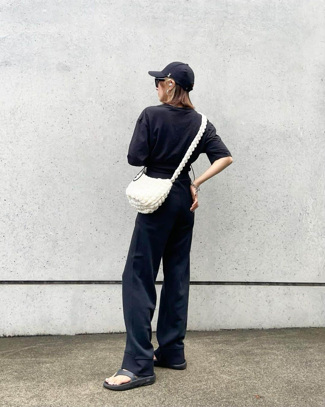 puu326さんのインスタグラム写真 - (puu326Instagram)「𝚜𝚙𝚘𝚛𝚝𝚜 𝚖𝚒𝚡 𝙲𝙾𝙳𝙴  GUのアメスリタンクに お気に入りadidasのショート丈と楽ちんスウェットパンツ  bagは @sore._official の ポコポコ🍿バッグ♡  可愛いくて使いやすいから イロチしちゃった☺️🤍  期間限定で¥1,990☞¥1,790になってるの🥹💕 ストーリーから見てみてね🥰  tops・bottom… @adidasoriginals #adidasoriginals  tank top… @gu_for_all_ #gu cap… @varzar.official_jp #varzar  sandal… @oofos.jp #oofos  bag…#sore.  #アディダスコーデ #ブラックコーデ#カジュアルシンプル#スポーツコーデ #キャップコーデ#ウーフォスサンダル #大人カジュアルスタイル #スウェットパンツコーデ #高身長女子コーデ #海外ファッション #ジーユーコーデ #ジーユー購入品  #ソア#sore._bag #バッグ#ポップコーンバッグ #ショルダーバッグ #ぽこぽこバッグ#凹凸 #肩掛けバッグ#斜め掛けバッグ」8月10日 15時23分 - puu326