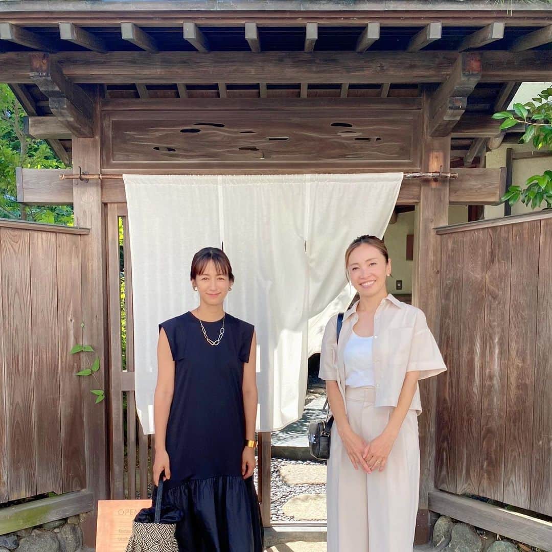 のインスタグラム：「少し前ですが 前田有紀さんと @yukimaeda0117  鎌倉のenso @enso_osaji に行ってきました。  お仕事をご一緒させていただいた時に、共にensoファンだということがわかり、ensoデートへ💕  神奈川県産や鎌倉産の野菜やフルーツや魚などの季節ごとの旬の食材と味や香り、 ビックリするほど研究された発酵料理を一緒に感動！  今回いただいたコースは「楽夏　エンジョイサマー！」 味覚だけではなくて、視覚や臭覚的にも夏を感じられるメニューになっていました。  有紀さんとは10年ほど前にお会いしたことがあって、 とびきりの笑顔で挨拶してくださった時から、素敵な方だなぁとは思っていましたが、 ゆっくりお話をさせていただくと、優しさや穏やかさの中に　　　 情熱と芯がしっかりと通っている所がとっても素敵で、 楽しい時間を過ごさせてもらいました😊  また、秋のメニューも一緒に楽しめるといいな🎑 有紀さん、ありがとうございました♡  #鎌倉 #鎌倉グルメ  #鎌倉カフェ  #鎌倉ランチ  #enso  #enso_osaji」
