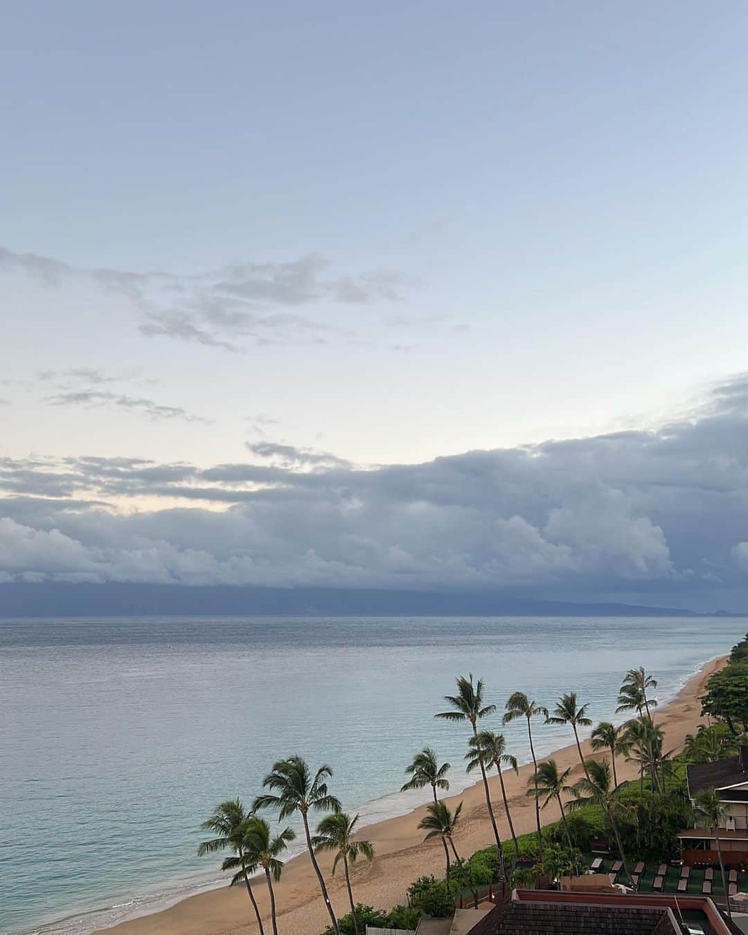 Miyuuさんのインスタグラム写真 - (MiyuuInstagram)「praying for the beautiful Maui.  先月ロケで訪れたマウイ島。 カメハメハ大王がハワイを統一した際に首都に置いたLAHAINAがある島。  ニュースを見て、自分が歩いた場所や見た景色が全く違う景色になっていて心が苦しい。 たった数日しか滞在しなかったけれど、こんなに素晴らしい場所が世界にあるなんて、もっと世界を知りたい！と素直に感じて、必ずまた来る！って心に決めた場所。  あの大きなバニヤンツリーもカラフルな街並みも、、 今はただただ心が苦しい.. どうかこれ以上被害が広がりませんように。 そしてマウイの人たちが1日も早く心穏やかに過ごせる日が来ますように 小さくても自分に何かできることを探してみる。」8月10日 15時32分 - miyuuamazing