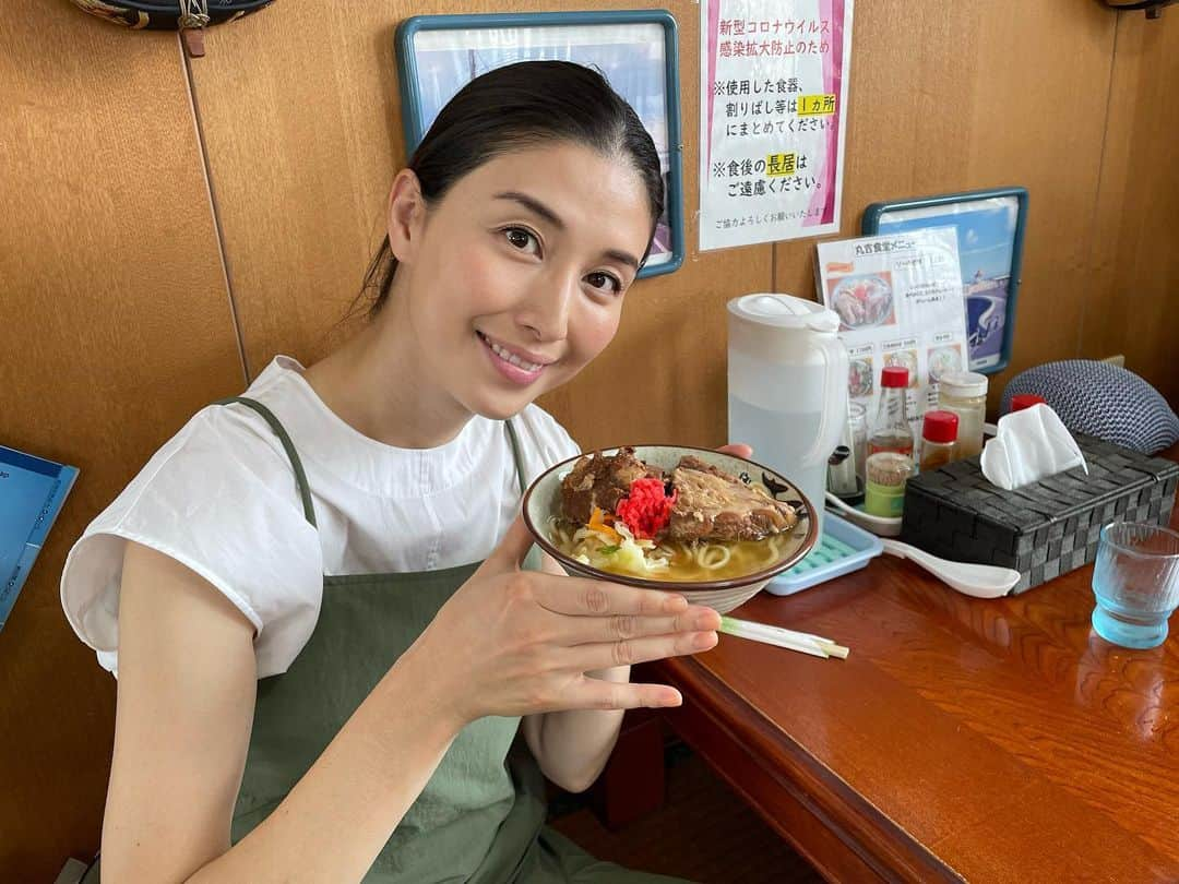 橋本マナミさんのインスタグラム写真 - (橋本マナミInstagram)「宮古島で食べたもの😋 #丸吉食堂　#ソーキそば　#雪塩ソフトクリーム　#レッドドラゴン　#ガーリックシュリンプ 他にも色々💕💕おいしかったぁ🥰」8月10日 15時26分 - manami84808