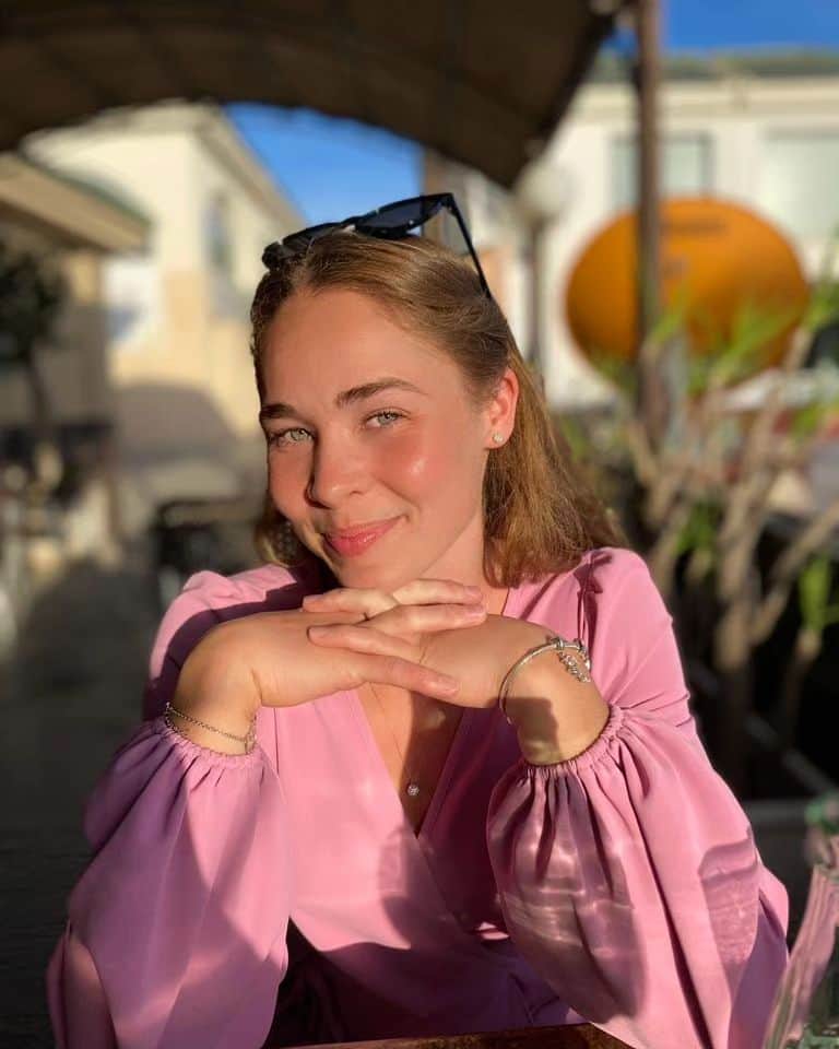 エイトォーラ・トールズドッティルのインスタグラム：「Feeling 25✨️🎀」