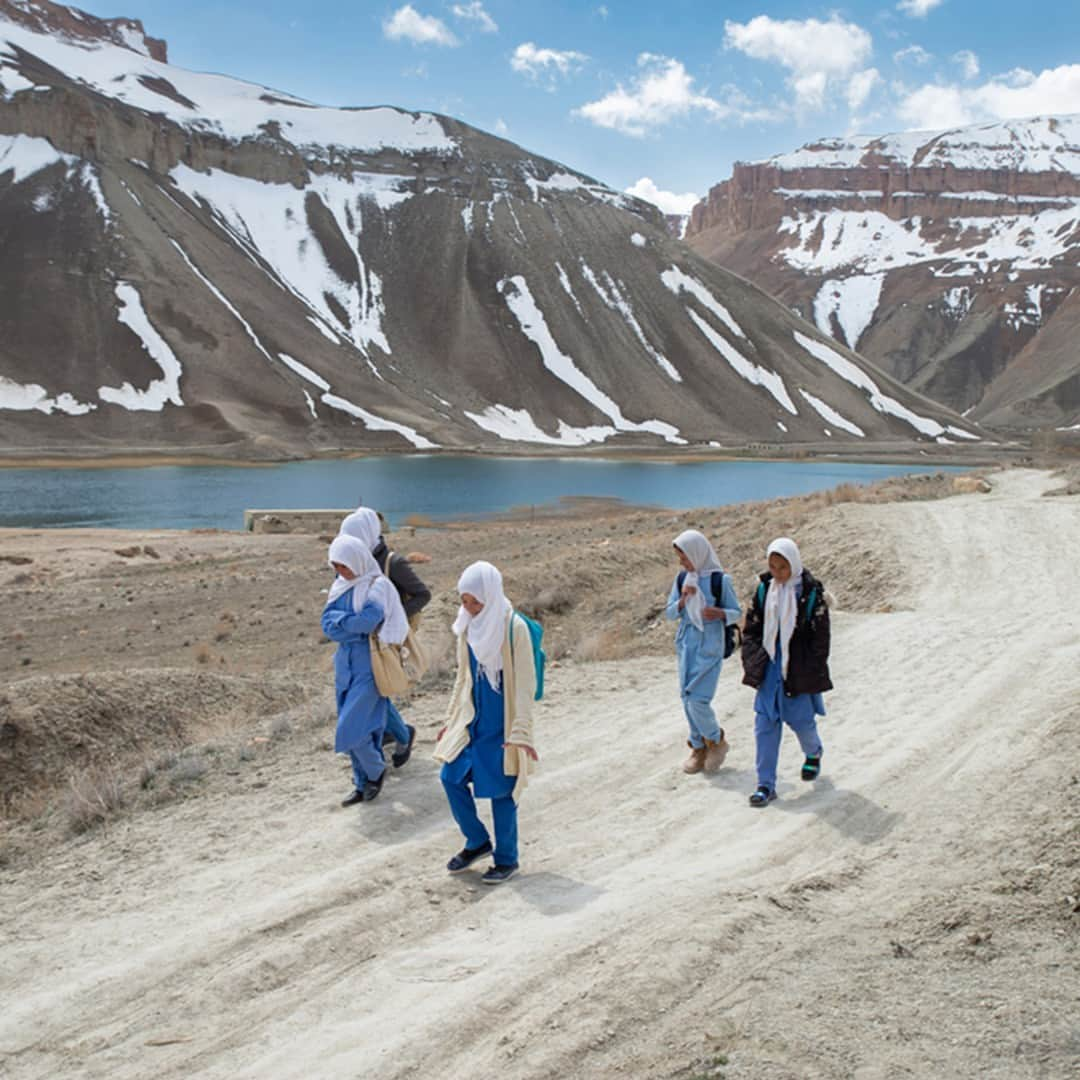 国境なき医師団さんのインスタグラム写真 - (国境なき医師団Instagram)「【今日は山の日⛰】  雪を頂く、雄大な山々に囲まれて……。ここは国土の90％以上が山岳地帯といわれる、アフガニスタン中部のバーミヤン州です。  歴史的にも長い間、孤立してきたこの地域。現在も少数民族のハザラ族の人びとが、基礎的な医療を受ける十分な機会もないまま、人里離れた小さな村に暮らしています。  国境なき医師団（MSF）は2023年、バーミヤン州に新しく8つの医療施設を開設。女性の産前産後ケアや小児科の診療、子どもたちへの栄養失調のスクリーニング検査などに取り組んでいます。  40年以上にわたる武力紛争や自然災害、感染症の流行などにより、いまも深刻な人道危機に直面しているアフガニスタンの人びと。MSFは2023年後半にはこの地域での活動を拡大し、人びとにさらなる医療・人道援助を届けていく予定です。  写真📷 1枚目▶バーミヤン州にある遠隔地ヤカワランのバンデ・アミールで学校に通う少女たち  2枚目▶バンデ・アミールにあるMSFの診療所。地元住民と協力して、医療を提供している  3枚目▶ 自宅で娘のザイナブちゃんと遊ぶ、ナキバさんと夫のイスマイルさん  4枚目▶ MSFのチームが山あいを進み、人里離れたプシュテ・アワーズへ向かう  Ⓒ Nava Jamshidi  #国境なき医師団 #MSF #アフガニスタン #バーミヤン #山の日 #医療援助 #人道援助 #山好き #山好きな人と繋がりたい」8月11日 9時00分 - msf_japan