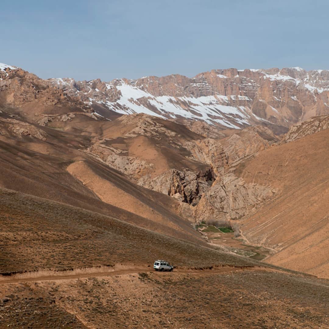 国境なき医師団さんのインスタグラム写真 - (国境なき医師団Instagram)「【今日は山の日⛰】  雪を頂く、雄大な山々に囲まれて……。ここは国土の90％以上が山岳地帯といわれる、アフガニスタン中部のバーミヤン州です。  歴史的にも長い間、孤立してきたこの地域。現在も少数民族のハザラ族の人びとが、基礎的な医療を受ける十分な機会もないまま、人里離れた小さな村に暮らしています。  国境なき医師団（MSF）は2023年、バーミヤン州に新しく8つの医療施設を開設。女性の産前産後ケアや小児科の診療、子どもたちへの栄養失調のスクリーニング検査などに取り組んでいます。  40年以上にわたる武力紛争や自然災害、感染症の流行などにより、いまも深刻な人道危機に直面しているアフガニスタンの人びと。MSFは2023年後半にはこの地域での活動を拡大し、人びとにさらなる医療・人道援助を届けていく予定です。  写真📷 1枚目▶バーミヤン州にある遠隔地ヤカワランのバンデ・アミールで学校に通う少女たち  2枚目▶バンデ・アミールにあるMSFの診療所。地元住民と協力して、医療を提供している  3枚目▶ 自宅で娘のザイナブちゃんと遊ぶ、ナキバさんと夫のイスマイルさん  4枚目▶ MSFのチームが山あいを進み、人里離れたプシュテ・アワーズへ向かう  Ⓒ Nava Jamshidi  #国境なき医師団 #MSF #アフガニスタン #バーミヤン #山の日 #医療援助 #人道援助 #山好き #山好きな人と繋がりたい」8月11日 9時00分 - msf_japan