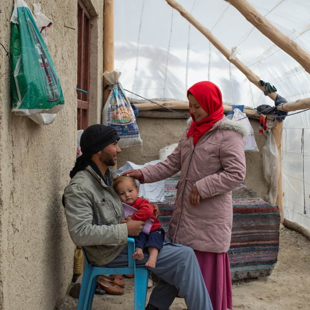 国境なき医師団さんのインスタグラム写真 - (国境なき医師団Instagram)「【今日は山の日⛰】  雪を頂く、雄大な山々に囲まれて……。ここは国土の90％以上が山岳地帯といわれる、アフガニスタン中部のバーミヤン州です。  歴史的にも長い間、孤立してきたこの地域。現在も少数民族のハザラ族の人びとが、基礎的な医療を受ける十分な機会もないまま、人里離れた小さな村に暮らしています。  国境なき医師団（MSF）は2023年、バーミヤン州に新しく8つの医療施設を開設。女性の産前産後ケアや小児科の診療、子どもたちへの栄養失調のスクリーニング検査などに取り組んでいます。  40年以上にわたる武力紛争や自然災害、感染症の流行などにより、いまも深刻な人道危機に直面しているアフガニスタンの人びと。MSFは2023年後半にはこの地域での活動を拡大し、人びとにさらなる医療・人道援助を届けていく予定です。  写真📷 1枚目▶バーミヤン州にある遠隔地ヤカワランのバンデ・アミールで学校に通う少女たち  2枚目▶バンデ・アミールにあるMSFの診療所。地元住民と協力して、医療を提供している  3枚目▶ 自宅で娘のザイナブちゃんと遊ぶ、ナキバさんと夫のイスマイルさん  4枚目▶ MSFのチームが山あいを進み、人里離れたプシュテ・アワーズへ向かう  Ⓒ Nava Jamshidi  #国境なき医師団 #MSF #アフガニスタン #バーミヤン #山の日 #医療援助 #人道援助 #山好き #山好きな人と繋がりたい」8月11日 9時00分 - msf_japan