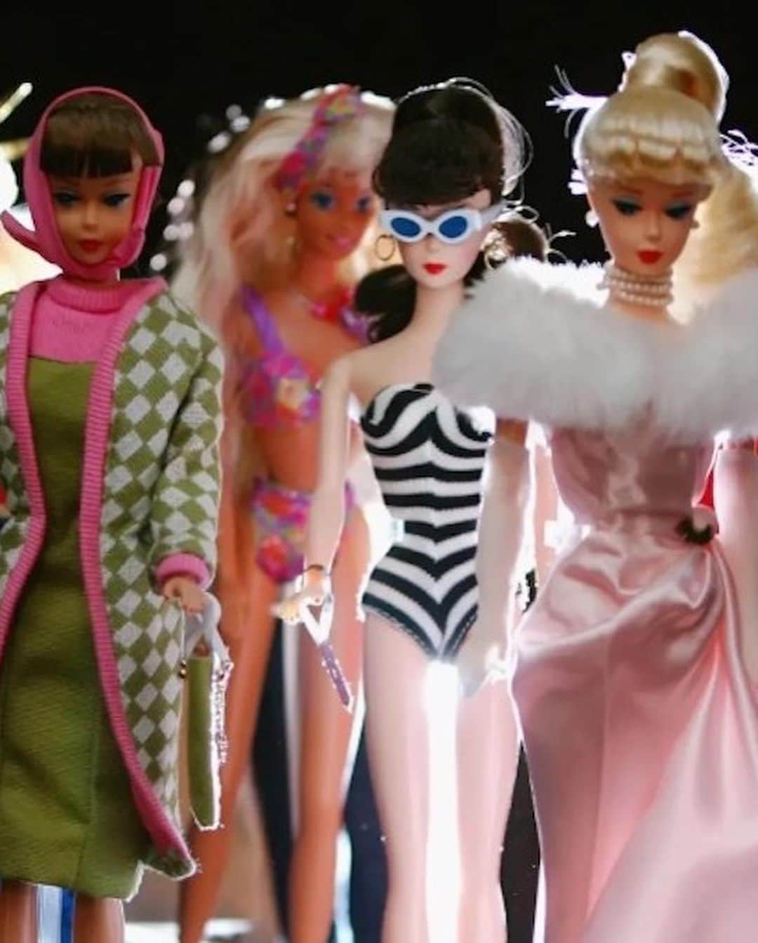 WWDジャパンさんのインスタグラム写真 - (WWDジャパンInstagram)「コラム：バービーの華麗なるお仕事遍歴　宇宙飛行士や大統領、牧場主など女性のキャリア変革を応援  8月11日に日本でも公開される話題の映画「バービー（Barbie）」。もちろんその主役は、1959年にマテル（MATTEL）が発売した世界的ファッションドールの「バービー」だ。ティーンファッションモデルとして登場し、“キャリアをスタート”した彼女は、ファッションや医学、飲食、俳優、メディアさらには軍事などさまざまな業界の仕事を通して、時代変化に合わせたスタイルを見せてきた。社会規範が変化し始めた60年代には、女性解放の象徴的存在となり、小さな女の子たちは人形として遊ぶだけでなく、バービーを通して自分のキャリアへの願望を表現するようになった。  作中でも、イッサ・レイ（Issa Rae）が“大統領バービー”を、エマ・マッキー（Emma Mackey）が“ノーベル物理学賞受賞バービー”をそれぞれ演じている。さまざまな顔を持つ「バービー」の魅力を探るべく、女性の職業の変革にもスポットを当ててきた彼女の遍歴を振り返る。  コラム全文は @wwd_jp プロフィールのリンクから  GARETH CATTERMOLE/GETTY IMAGES © FAIRCHILD PUBLISHING, LLC、GETTY IMAGES FOR WARNER BROS. © FAIRCHILD PUBLISHING, LLC、IAN WALDIE © FAIRCHILD PUBLISHING, LLC、MATTEL © FAIRCHILD PUBLISHING, LLC  #バービー#映画バービー#Barbie#barbiedoll#バービー人形#映画#MATTEL#margotrobbie#ryangosling#dualipa#gretagerwig#americaferrera#emmamackey#samsmith」8月10日 15時40分 - wwd_jp