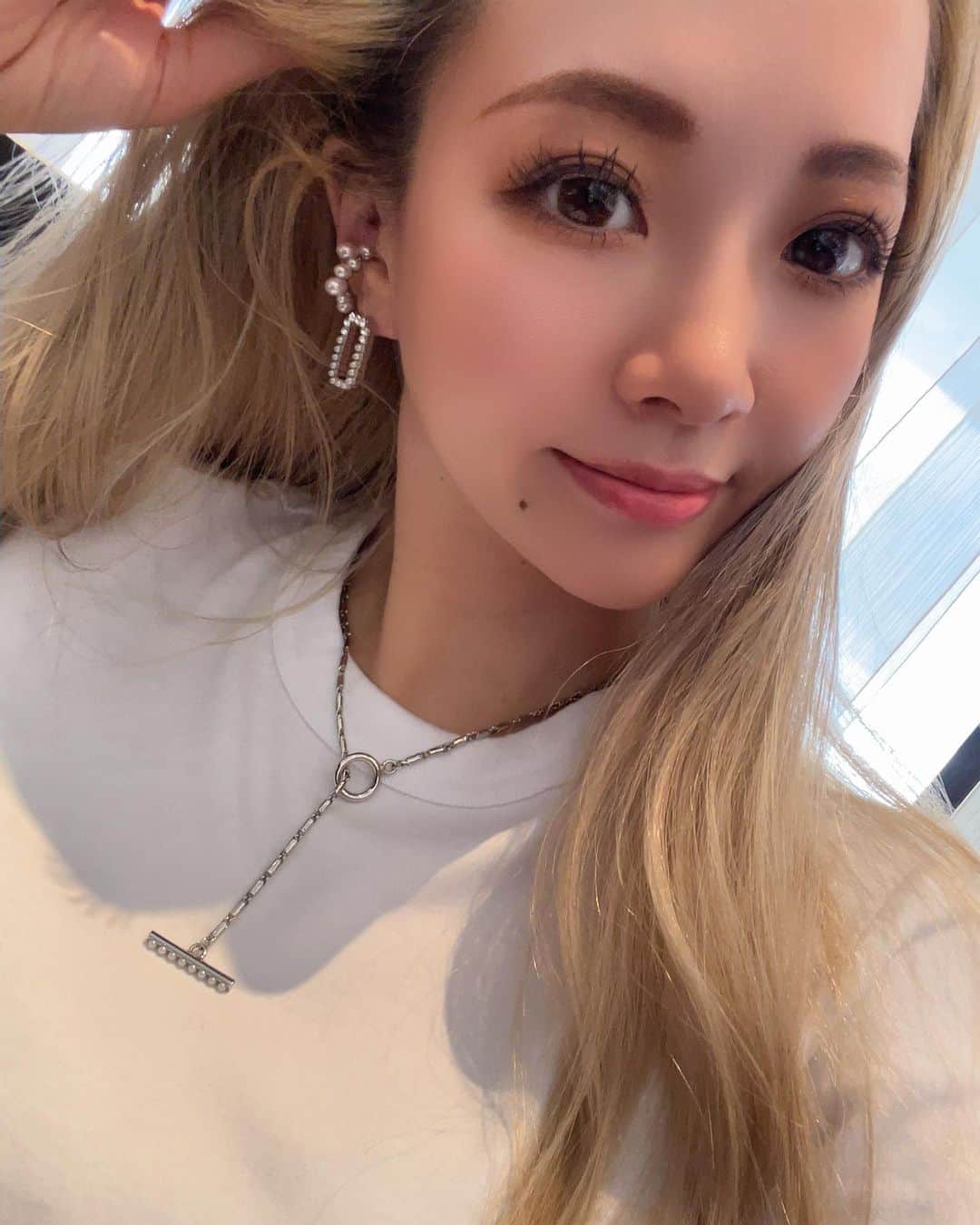 mirayのインスタグラム：「白Tにも合うわ〜🤍 @hinahina.official.ec  さすがまあこちゃん🥹👏🩵 @maako_hinahina   りっぴがBDPでくれたパール粒々のイヤーカフもめちゃ可愛くてほぼ毎日つけてるし ゼロシリーズとも合う🤍🤍🤍  ちなみにこのTシャツユニクロMサイズ 着やすくて形めちゃ良い🫶  かわいいアクセサリーと楽ちんTシャツで 旦那さんとやっと初の海外旅行✈️ わっくわっくしてきた〜😂🩵  #hinahina」