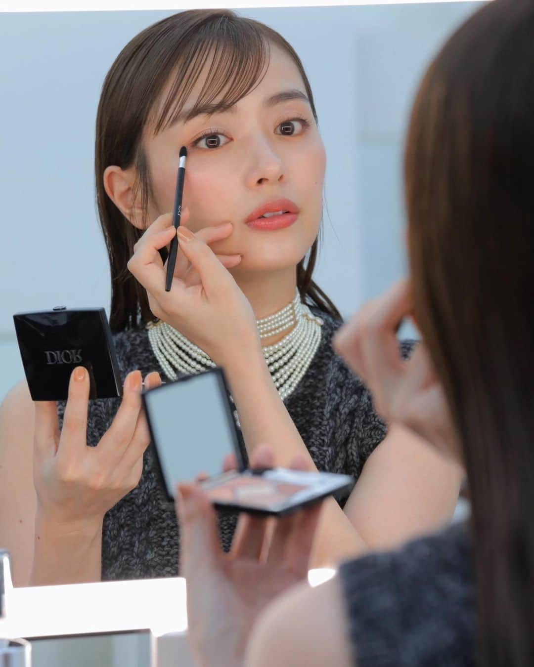 内田理央さんのインスタグラム写真 - (内田理央Instagram)「@diorbeauty  @dior   #DIORSHOW がリニューアル。 こちら、サンククルールの423🍊マスカラとアイライナーはブラックをひと足先にタッチアップしてもらったよ。馴染みやすくてデイリーで使いやすい色だけど上品で、キラキラも可愛い✨  8月18日(金)に発売するそう♡是非！ #ディオールショウ #ディオールファインジュエリー #SupportedbyDior」8月10日 15時34分 - rio_uchida