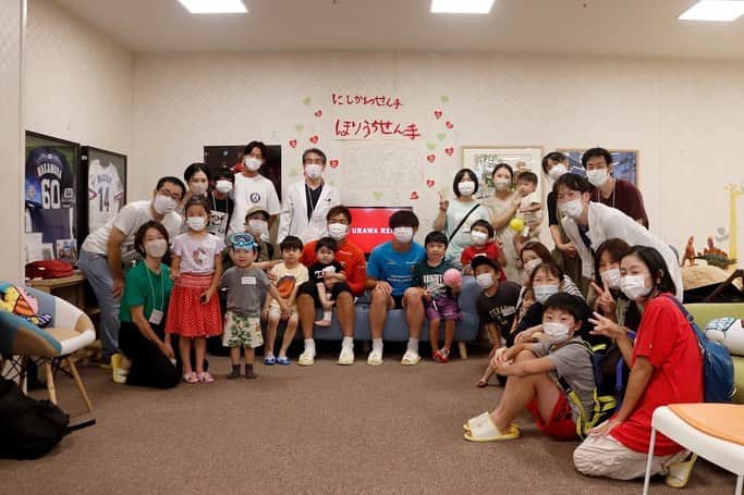西川周作さんのインスタグラム写真 - (西川周作Instagram)「8月9日午後 埼玉県立小児医療センターとさいたまハウスを堀内選手と訪問しました。  今まではオンラインでしたがようやくみんなに会いに行くことができました😁  たくさん喜ぶ姿を見れて嬉しかったです。 みんなから大切なことも教えてもらいました。 今度は僕がピッチの上からみんなにパワーを与えらるように頑張るからね🤜🤛  保護者の方もありがとうございました😊  また会いに行くからね🫶  @scmc_pho   #埼玉県立小児医療センター  #ドナルドマクドナルドハウスさいたま」8月10日 15時42分 - shusaku_nishikawa