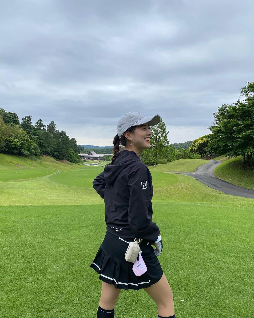 金ケ江悦子さんのインスタグラム写真 - (金ケ江悦子Instagram)「* golf⛳️  ゴルフウェアって 動きやすくて 軽くて 可愛い😌 @footjoy.japan   スイングも一年前より だいぶマシになってきたかな🏌️‍♀️  #gold #golfswing #golflife  #ゴルフウェア #ゴルフスイング #ゴルフスイング動画 #ゴルフウェアレディース #ゴルフコーデ #ゴルフファッション #ゴルフ女子コーデ #スイング」8月10日 15時42分 - etsuko_kanagae