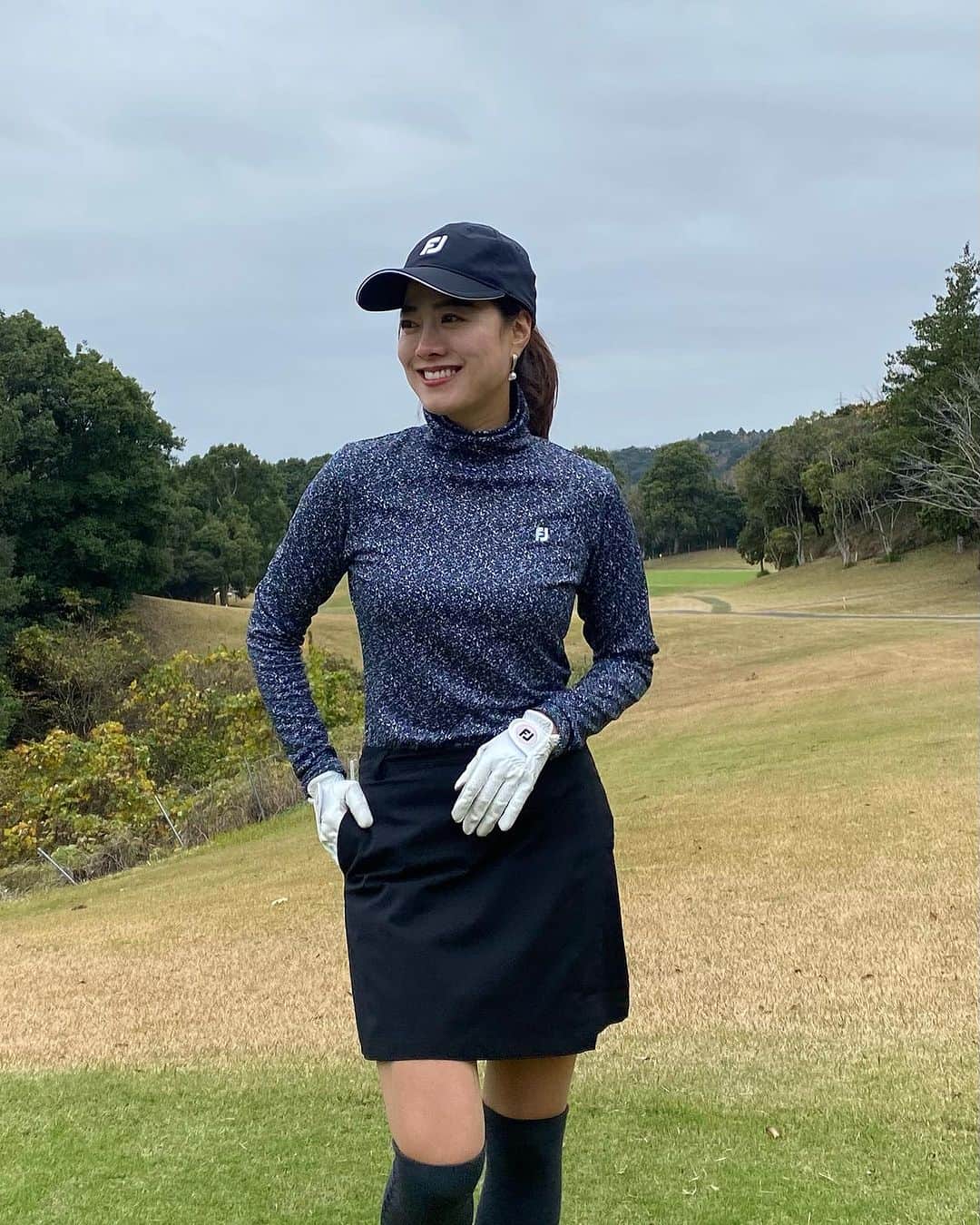 金ケ江悦子さんのインスタグラム写真 - (金ケ江悦子Instagram)「* golf⛳️  ゴルフウェアって 動きやすくて 軽くて 可愛い😌 @footjoy.japan   スイングも一年前より だいぶマシになってきたかな🏌️‍♀️  #gold #golfswing #golflife  #ゴルフウェア #ゴルフスイング #ゴルフスイング動画 #ゴルフウェアレディース #ゴルフコーデ #ゴルフファッション #ゴルフ女子コーデ #スイング」8月10日 15時42分 - etsuko_kanagae