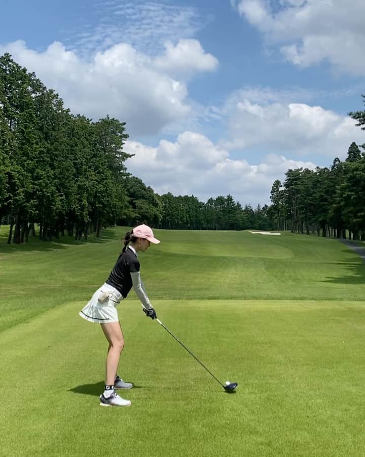 金ケ江悦子のインスタグラム：「* golf⛳️  ゴルフウェアって 動きやすくて 軽くて 可愛い😌 @footjoy.japan   スイングも一年前より だいぶマシになってきたかな🏌️‍♀️  #gold #golfswing #golflife  #ゴルフウェア #ゴルフスイング #ゴルフスイング動画 #ゴルフウェアレディース #ゴルフコーデ #ゴルフファッション #ゴルフ女子コーデ #スイング」