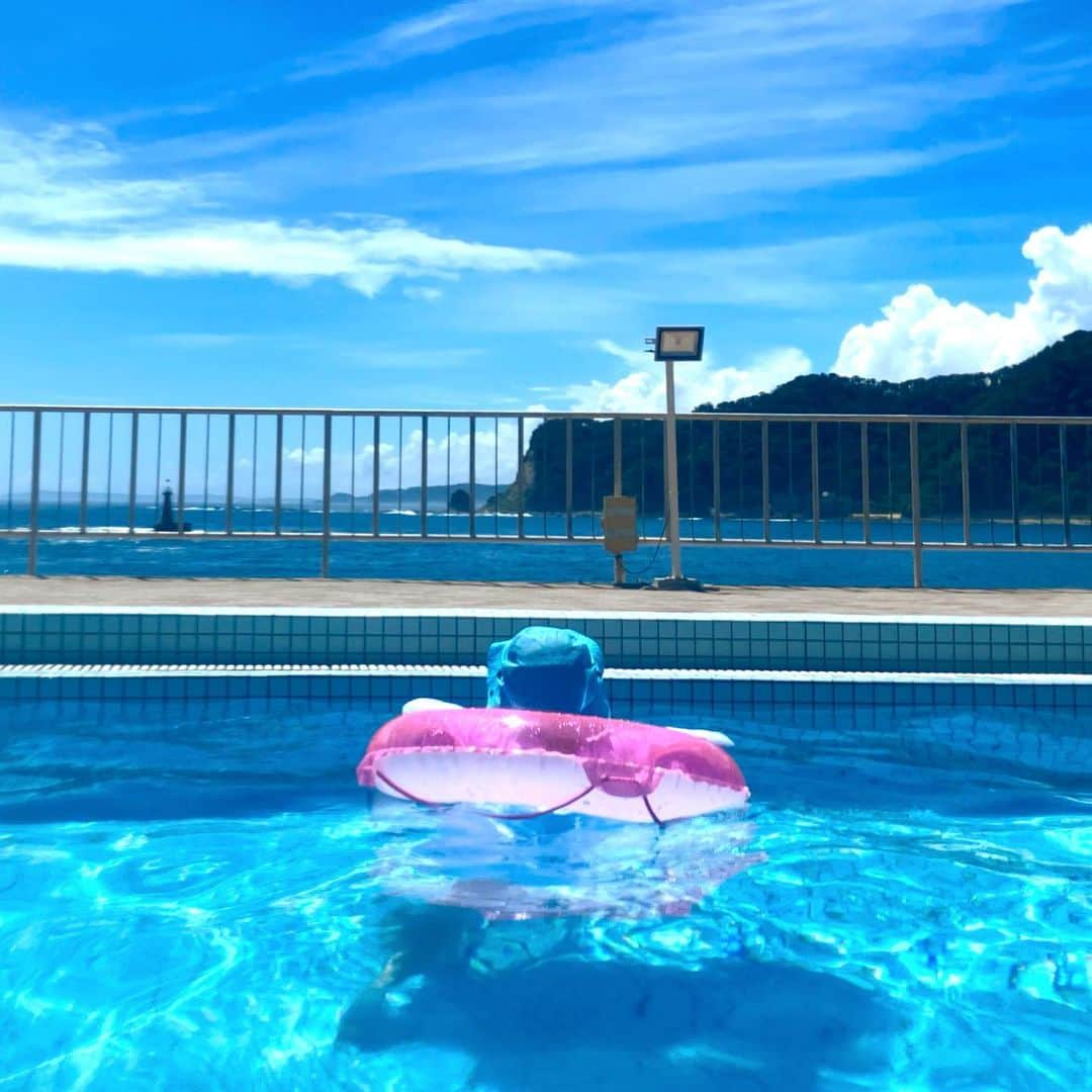 しおやてるこのインスタグラム：「我が家の夏休み第二弾！湯ったりたっぷりの〜んびり〜🎵てことで、千葉県鴨川市にある三日月シーパークホテル安房鴨川に行ってきました。  週間天気ではずっと雨予報だったのに当日は眩しすぎるくらいに晴れ🌞ラッキー！三日月ご自慢の屋内プールがあるので雨予報でも楽しめたとは思うものの、やはり晴れてくれたほうが嬉しい。平日なのでプールも空いていて青空の下で外プールを堪能しました。夜は三日月の噴水ショーを見た後にホテルの近くにある小湊漁港で連夜の花火大会が開催されている期間だったので散歩がてら見てきました。10分ほどの花火でしたが、人混みもなくゆっくり見ることができてとても良かったです。  翌日はJR外房線の鵜原駅から徒歩15分くらいにある勝浦海中展望塔という施設に行ってみました。海の中に差し込まれるように建つ塔の螺旋階段を降りていくと小窓から海の中の様子が見られるというワクワク施設🐟この日は海が少し荒くて透明度は少し低めでしたが色んなお魚を見ることができて楽しかった🐠🐡  娘も楽しんでくれてよかったー！  #安房小湊  #三日月シーパークホテル安房鴨川  #連夜の花火in天津小湊2023  #勝浦海中展望塔」