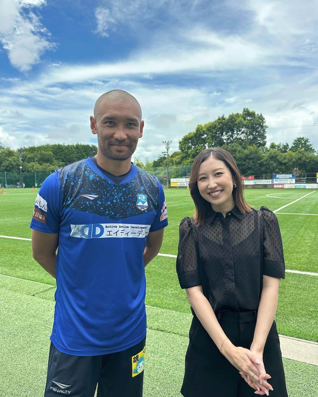 のインスタグラム：「川又堅碁選手がアスルクラロ沼津に加入！ こんなホットなニュースは放っておけませんので取材してきました！！お久しぶりです🥹🥹🔥🔥🔥🔥🔥  ジュビロ時代には何度も番組を盛り上げてくれた川又選手。相変わらずの爆発力とサービス精神でした🤣  2017-2019にジュビロで過ごし、2年連続二桁得点、日本代表選出。エースのゴールはいつもヤマハスタジアムを沸かせました。 しかしジュビロ時代からケガに悩まされ、それは移籍先の千葉でも。今年初めに足の手術を行い、今季は無所属でスタート。そんな中で徐々にコンディションを上げ、なんとアスルクラロ沼津へ入団決定！！ 中山雅史監督も川又選手へ、ある思いがあるようです。  怪我からの再起へ、川又選手燃えています🔥🔥🔥 8/13(日)のKICK OFF! SHIZUOKAで放送予定です！  川又選手と話してると、「剃り込み入れます」とか、「りゅーき元気？」とか、「菅野さんにリハビリ付き合ってもらって」とか、懐かしい話がたくさん飛び出してきて楽しかったなぁ〜〜 鈴木秀人コーチ、田尻コーチにも会えて嬉しかった🥹💙J3で首位も狙える位置につけている沼津、みなさんとっても充実の表情でした✨✨  #Jリーグ #アスルクラロ沼津」