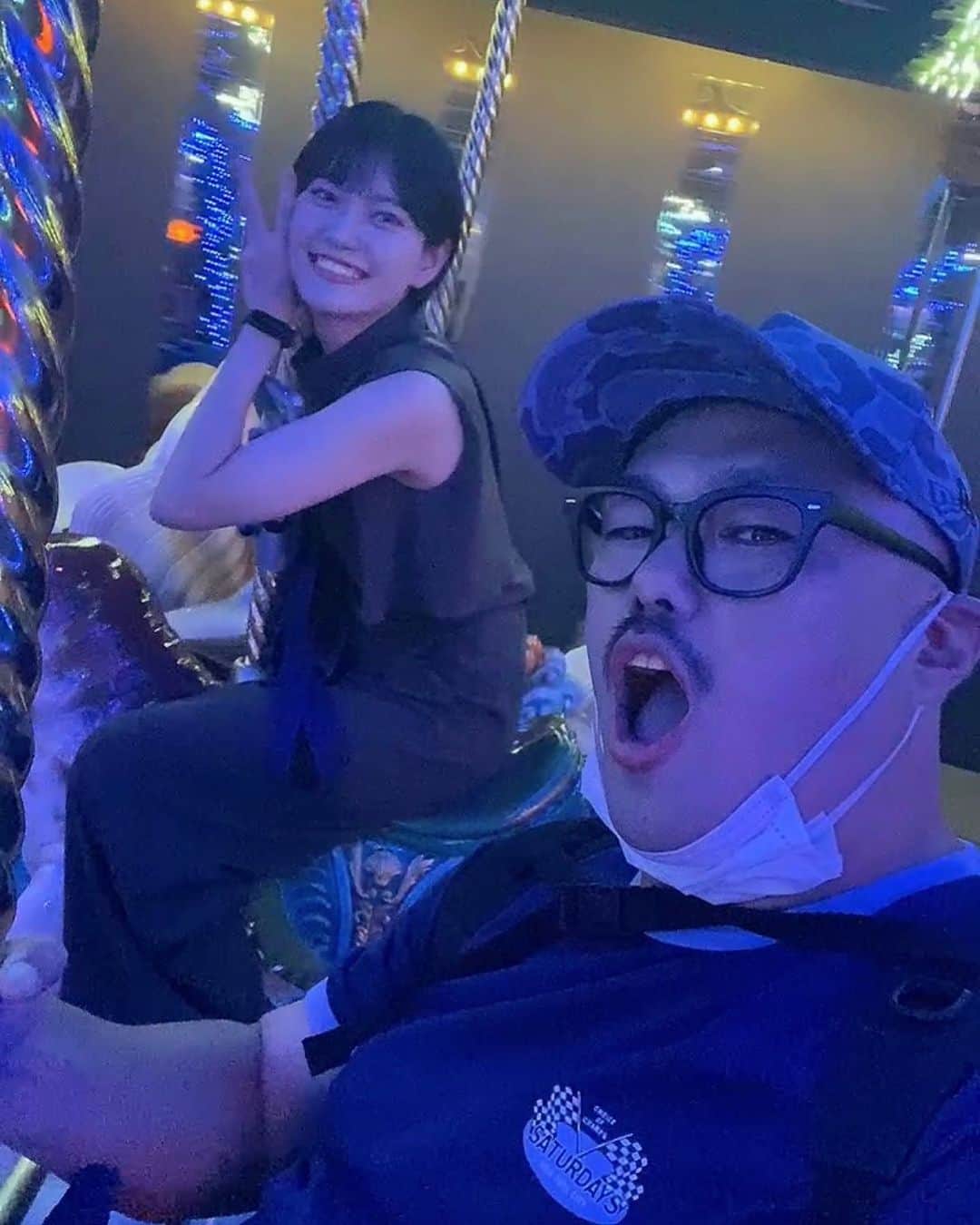 のインスタグラム：「水族館でメリーゴーランド楽しかったしん♪  #クロちゃん　#リチ #メリーゴーランド」