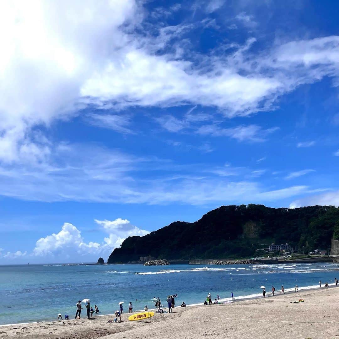 しおやてるこのインスタグラム：「安房小湊駅徒歩1分くらいの内浦海水浴場は水質良さげだしライフセーバーもいるというのに海の家も貸しパラソルもなーんもないー！なので眺めてきました。  安房小湊駅の待合室にカニがいたよ🦀  内浦海水浴場前にある鴨川食堂（中華料理屋さん）はボリューム満点の激美味中華が食べられるのでおすすめです！海鮮タンメン的なやつとチャーハンとジャンボ餃子本当に美味しかった（なのに画像なし😂）  #内浦海水浴場 #安房小湊駅」